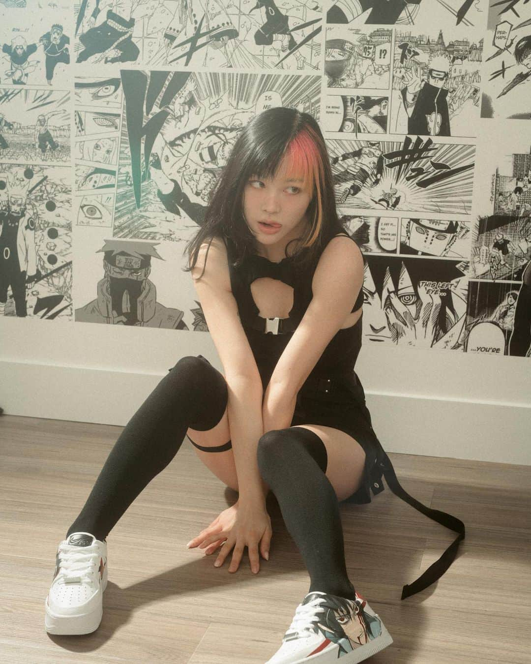 Emily Meiさんのインスタグラム写真 - (Emily MeiInstagram)「Finally got my manga wall up!!! Thanks @gamutmedia ^o^ and ofcourse @kingvuddha came over the next day to shoot it heheh 🤭& thanks @charli.ang for the custom shoes !!!!」7月28日 9時55分 - emily.ghoul