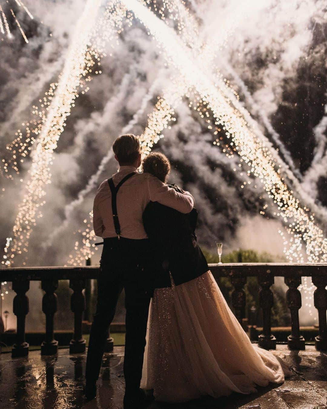 レオナ・ルイスのインスタグラム：「Having you by my side has been the greatest gift. Our first trip around the sun together as husband and wife and what a year it’s been 🤪 We don’t do things by halves, all or nothing baby 🥰 here’s to many more adventures together ✨❤️✨ @dennisjauch 🌙」