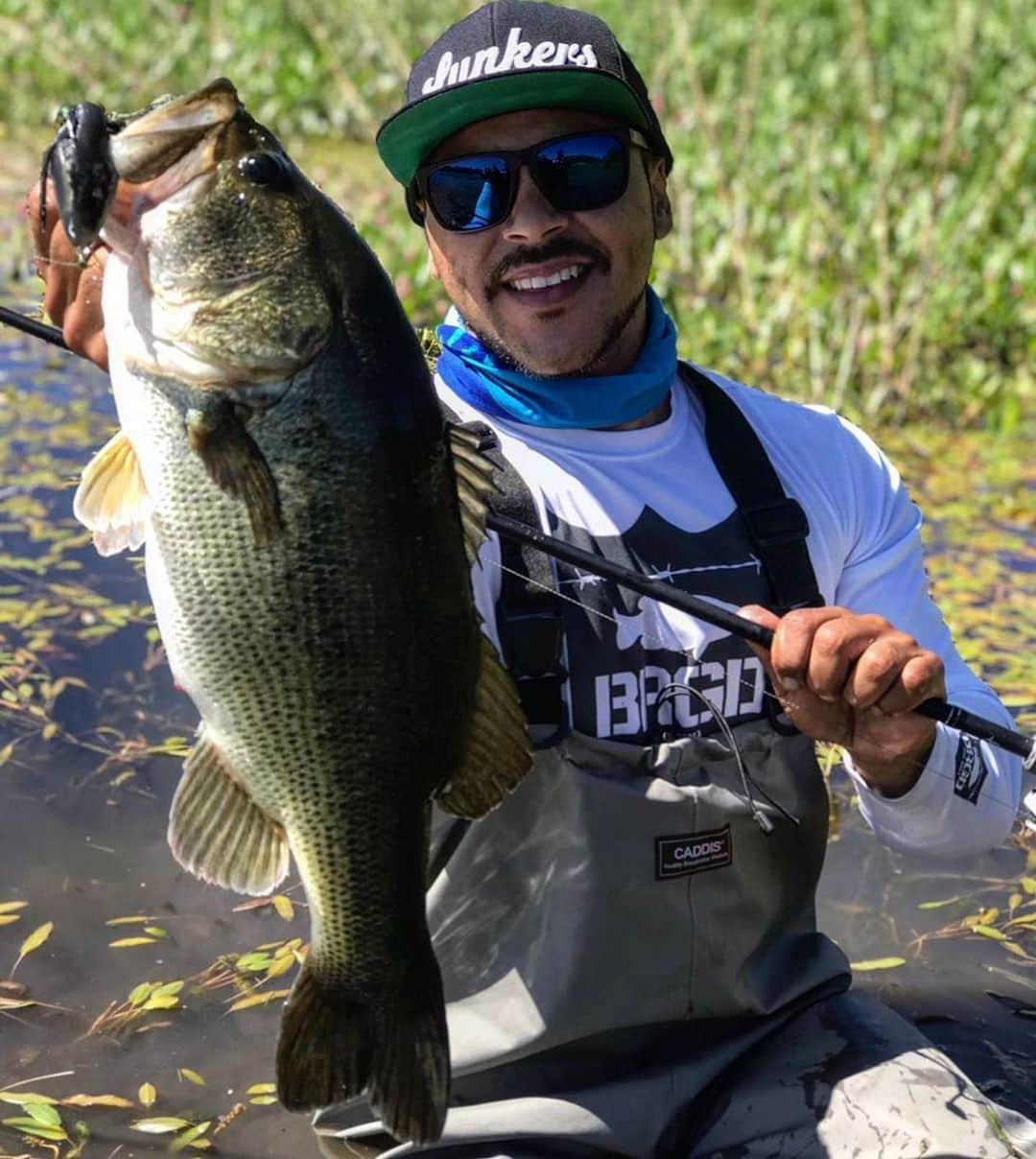 Electric_Fishingさんのインスタグラム写真 - (Electric_FishingInstagram)「@bassterdphotography with a beautiful pond donkey.  #ElectricSunglasses #PolarizedSunglasses #StyleThatPerforms #ElectricFishing」7月28日 9時56分 - electric_fishing