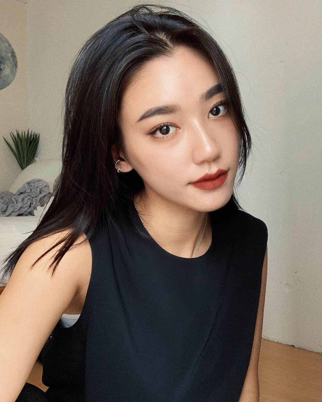 松本優のインスタグラム：「. . 目まぐるしい環境の中で本当にいろんなことが起きているけど、自分らしく頑張ろう . 強い気持ちになりたい時は赤リップをつけるようにしてる🙈 . . @ayato_i_am あやとさんヘアカラー❤️」