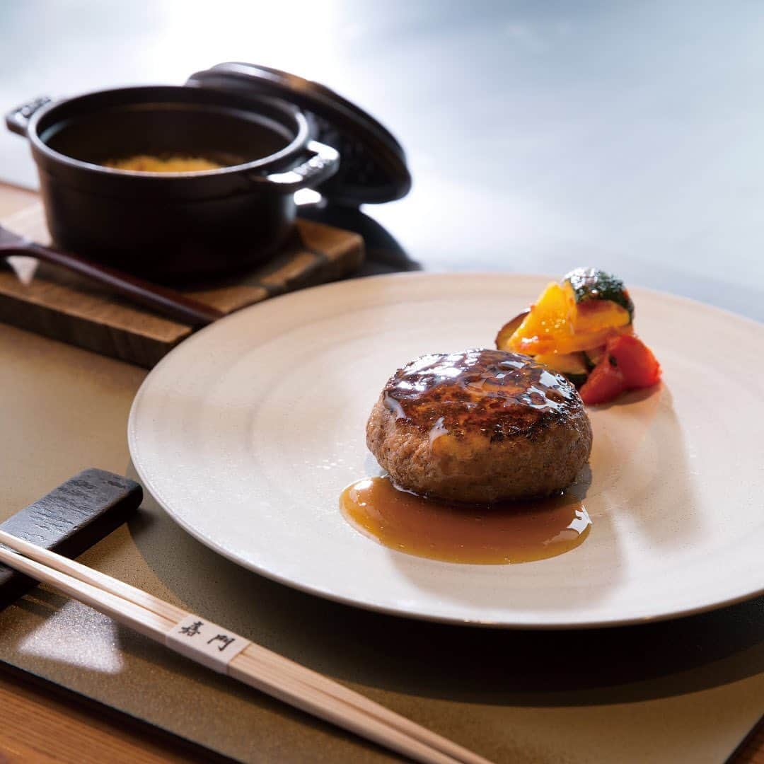 Imperialhotel_jp_帝国ホテル 公式さんのインスタグラム写真 - (Imperialhotel_jp_帝国ホテル 公式Instagram)「神戸牛ハンバーグステーキ 嘉門風  ”ブッチャー”という肉の管理専門のセクションを持つ帝国ホテルだからこそ、実現できた特製ハンバーグをランチでお楽しみいただけます。「日本三大和牛」の一つで、国内外から高い評価を受ける神戸牛を100％使用して仕立てました。 ハンバーグでありながら肉の食感を生かし、その味わいを最大限に閉じ込めた嘉門オリジナルの一皿をぜひご賞味ください。  KAMON’S DELECTABLE KOBE BEEF HAMBURGER STEAK  We cordially invite you to savor our classically prepared hamburger steak lunch here at the Imperial Hotel. Produced with finesse and flair by our team of highly experienced butchers. Ours features one of the “3 Top Wagyu beefs from Japan” and are made using 100% Kobe beef, highly acclaimed for its excellent flavor both in Japan and abroad. We know our guests will be delighted by Kamon's original style that maximizing the great tastes of a fine hamburger steak with the tantalizing texture of meat.  #imperialhoteljp #imperialhotel #imperialhoteltokyo #japan #tokyo #hibiya #ginza #lunch #kobebeef #humbergsteak  #帝国ホテル #帝国ホテル東京 #東京 #日比谷 #銀座#ランチ #神戸牛 #ハンバーグステーキ #帝國飯店 #帝國飯店東京 #日本 #임페리얼호텔 #임페리얼호텔도쿄 #일본 #도쿄」7月28日 10時01分 - imperialhotel_jp_official