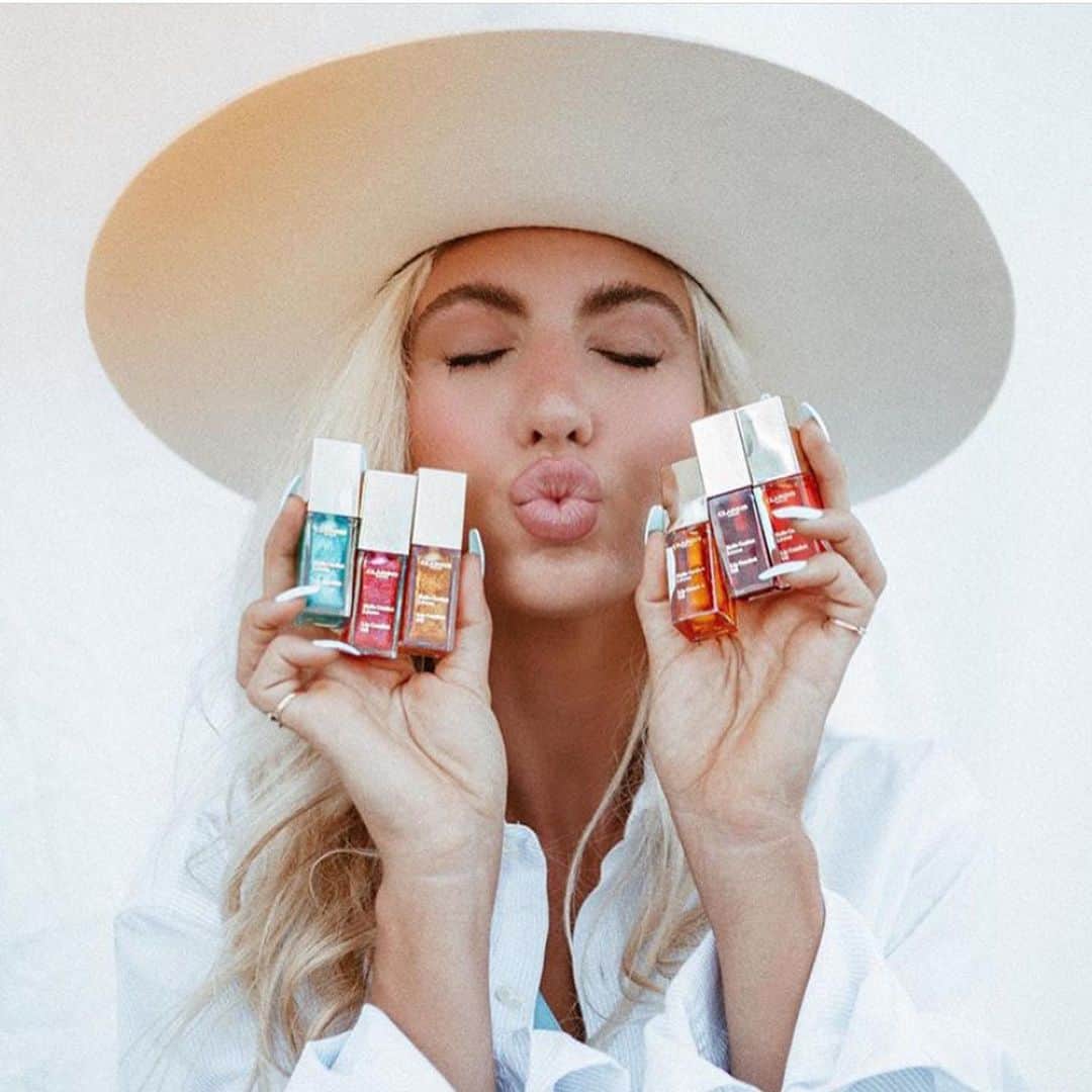CLARINSさんのインスタグラム写真 - (CLARINSInstagram)「😘😘😘 Comment below your favorite Lip Comfort Oil shade, including our new Candy Glam and Mint Glam shades! Photo : @ablondebeyond #makeup #clarinsmakeup」7月28日 10時01分 - clarinsusa