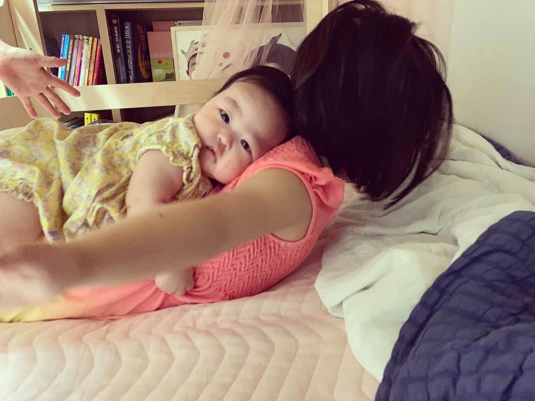 のインスタグラム：「떴다떴다 비행기 날아라 날아라~#언니비행기#쫙펼친언니날개#언닐꼭잡은아가손#아이들의아름다운아침」