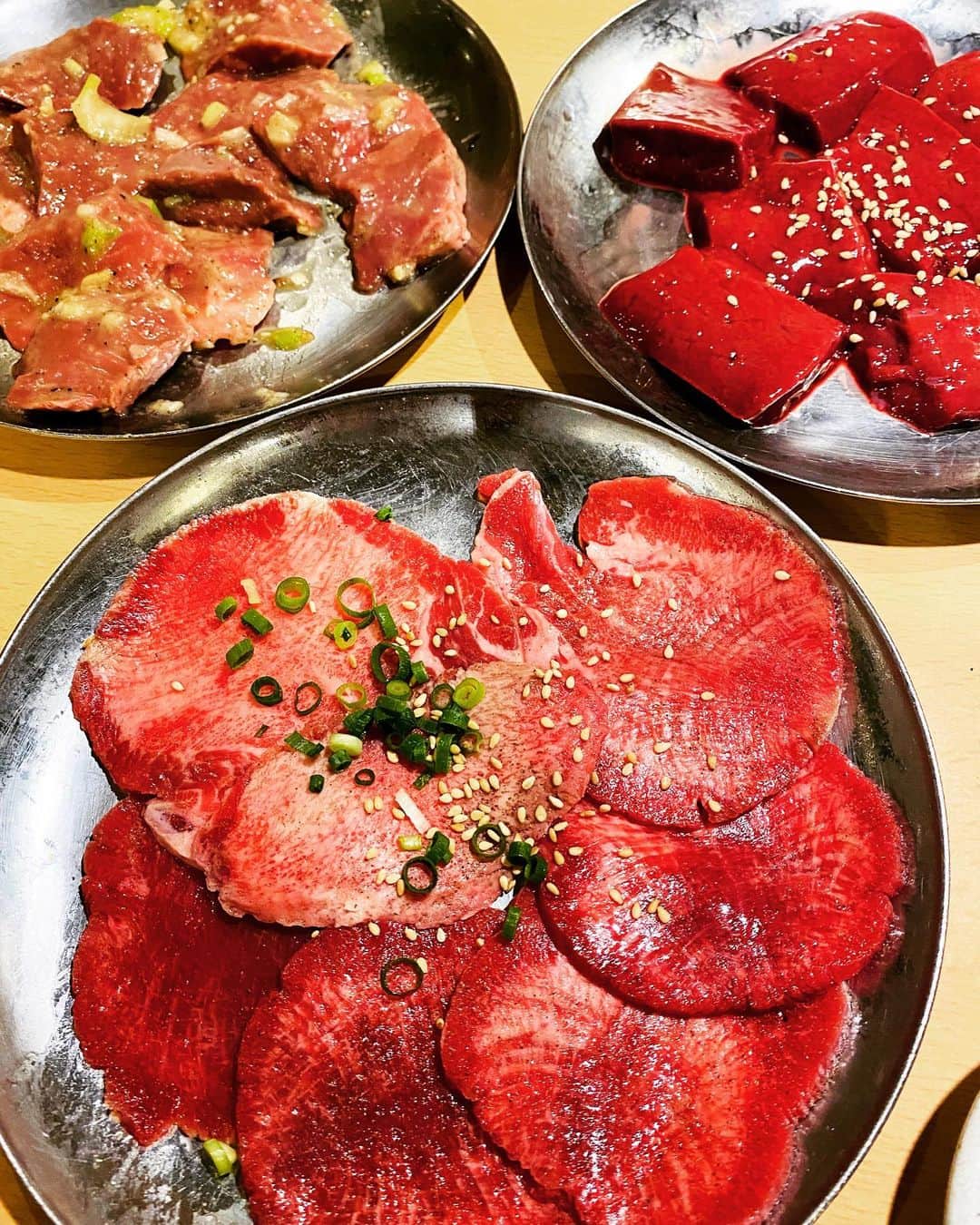 美川憲二さんのインスタグラム写真 - (美川憲二Instagram)「見て、見てこの肉質‼️ このクオリティーでチェーン店の焼き肉なのよ〜😋🍴👍👍👍👍👍 炭火焼き肉「味ん味ん」さんで　女子会ディナーだっちゃ‼️👩👩👩👧😋🍴✌️✌️  美味しい、新鮮な和牛をお腹いっぱい食べて🥰😋⤴️⤴️ 4人で行って、なんと1人　3500円‼️‼️😍💓💓💓💓  コスパ最強ーーーー😍🥰🤩🤩🤩🤩🤩🤩🤩🤩🤩 #味ん味ん  #八王子 #焼肉女子会ディナー #半端ない肉質 #コスパ最強  #かなり美味しい  #美川憲一 #美川憲二 #ヒデコフランセスカ #オネェ系 #ものまね」7月28日 10時08分 - mikawakenji