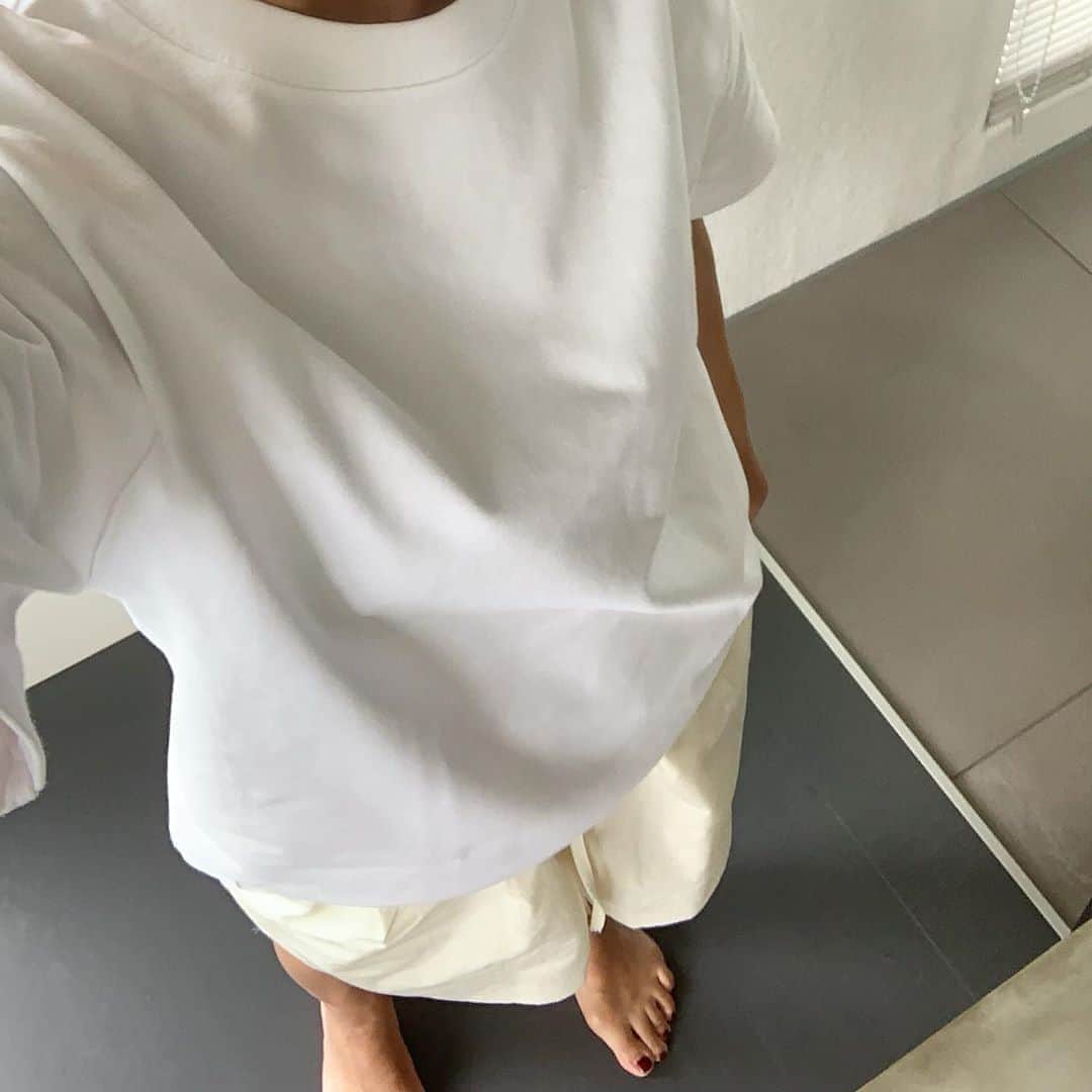 mitsuxmitsu24のインスタグラム：「Heavy rotation  * * こだわりの詰まった白Tみつけたよ。 @10oz.jp の白Tシャツ。 シンプルだからこそこだわりの1枚。 ハリと質感、着ていて安心感の着心地が何より嬉しい。 * * #10oz  #テンオンス #Tシャツ #tシャツコーデ  #サーファー #サーフィン女子」