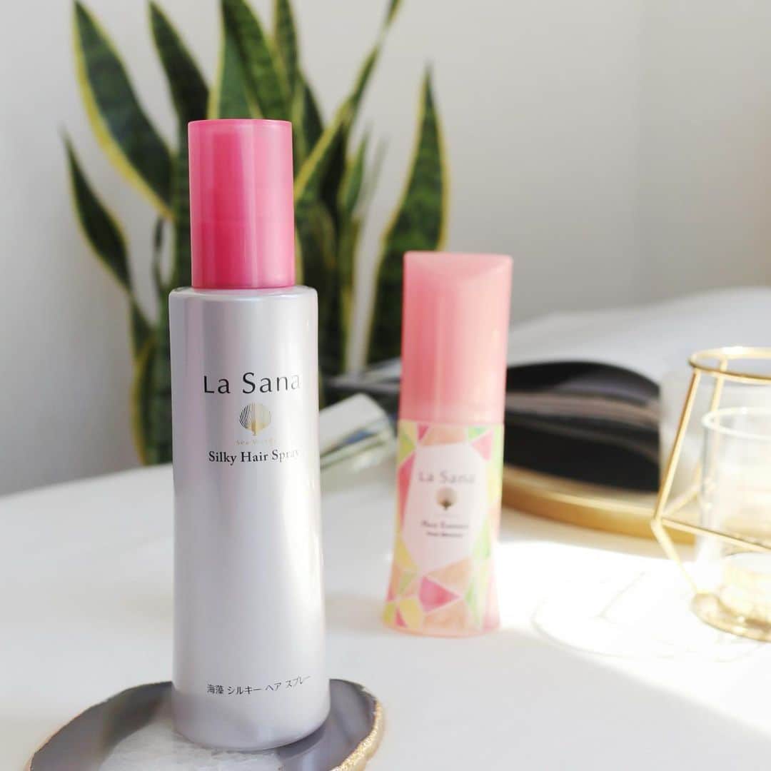 リナさんのインスタグラム写真 - (リナInstagram)「@lasana_official  . アウトバストリートメントのパイオニアであるLa Sanaから "朝用トリートメント"が発売❣️  ◆ラサーナ 海藻 シルキーヘアスプレー◆ 180ml ¥2200+tax 2020/8/1 発売 . 毛先までつるんとなめらかで 扱いやすいつるさら髪になれる スプレータイプの朝用トリートメント☀️ . "指通りにつるつる成分"や "かろやか柔軟成分"配合の キューティクル補修美容液❤︎ . 夜キレイにブローして寝ても 朝には寝癖やパサつきが気になることってあるよね！？  スプレータイプのトリートメントなら、 忙しい朝でもサクッとスタイリングできて便利っ🌟 . 髪が濡れるくらいしっかりスプレーして、 ブローするだけでジメッと時期でも ストーレーヘアが怖くない👌 ...................................................... #lasana #silkyhairspray #outbathtreatment #treatment #longhair #hairstyling #hairstyle #myfavorite #ラサーナ #日々のラサーナ #ヘアスタイリング #ヘアミスト #艶髪トリートメント #ツヤ髪」7月28日 10時21分 - 1010koki0218