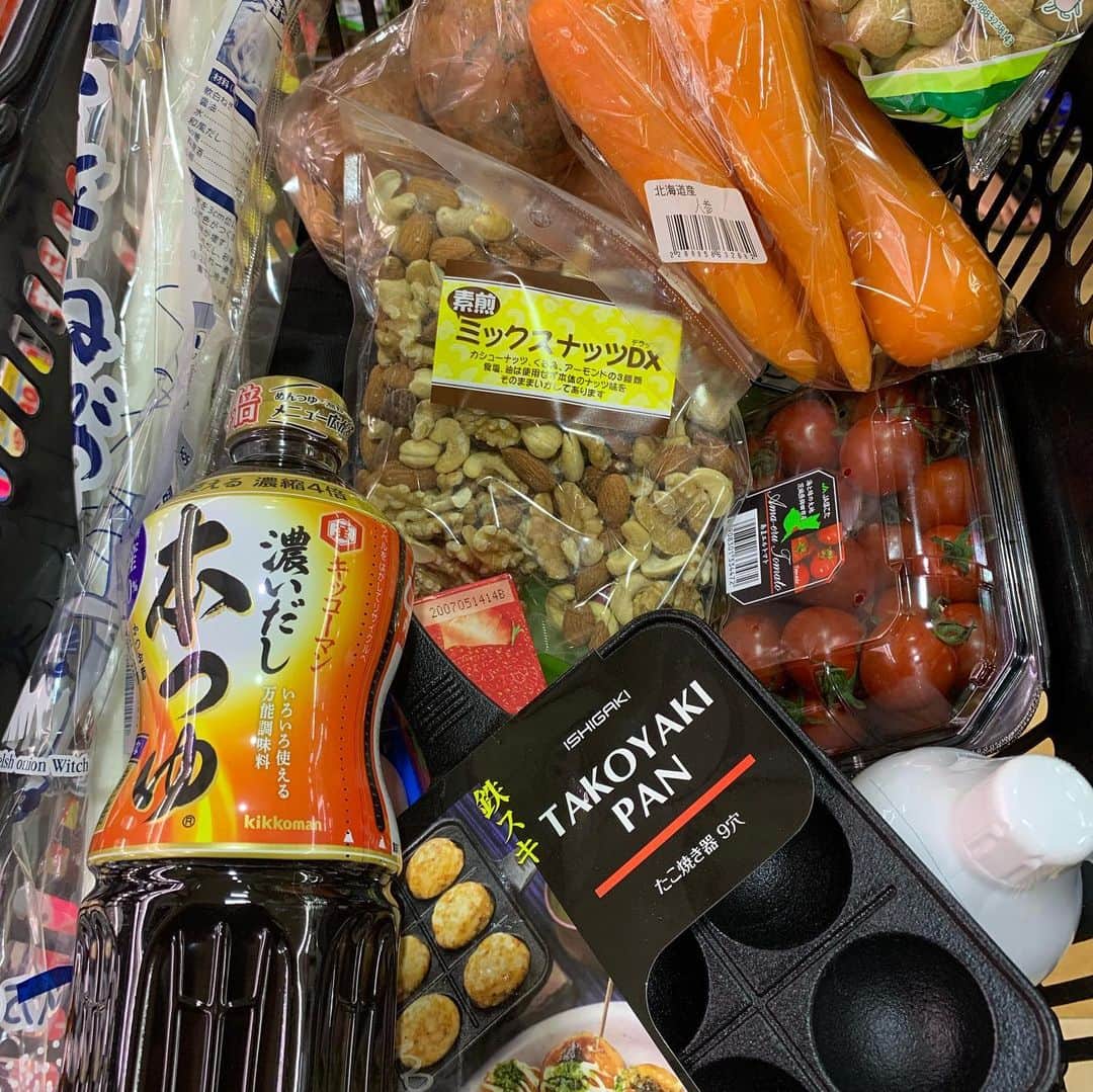 川崎麻世さんのインスタグラム写真 - (川崎麻世Instagram)「食材がないからドンキホーテで買い物した。 ガスコンロで焼くたこ焼き器を買った、鉄の鉄板は油慣らし作業をしないとくっついてしまうとわかりながら焼くとやっぱり💦 これはまだ形は悪いが味は最高😊 たこ焼き歴50年以上のベテランだよ🐙 新しいキッチンアイテム、これからが楽しみです🙋‍♂️  #ドンキホーテで購入  #ドンキホーテでたこ焼き器 #たこ焼き好きと繋がりたい  #大阪人はたこ焼きが好き  #川﨑麻世 #川崎麻世」7月28日 10時23分 - mayokawasaki