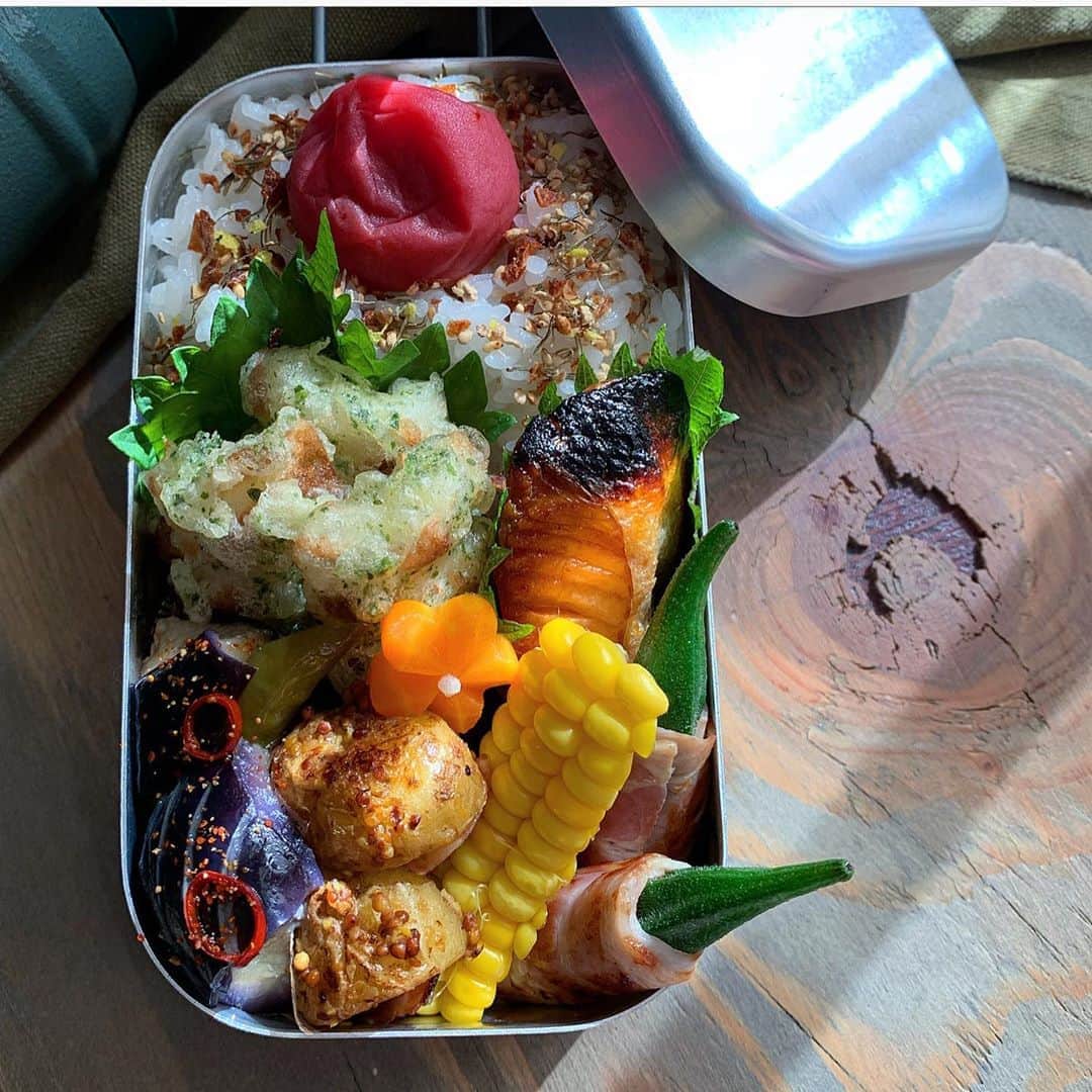 はらぺこさんのインスタグラム写真 - (はらぺこInstagram)「おはようございます☀ * * 今日のお弁当…😋 ♪竹輪の磯辺揚げ ♪焼き鮭 ♪茄子と万願寺とうがらしの揚げ浸し ♪ジャーマンポテト ♪オクラベーコン ♪ご飯.梅干し.🌽 * * 3枚目… 先日買い物に行っ時に見つけた👀✨ 　@futaba_tomo さんのふりかけ「しょうが」 #ふたば苑 さんのふりかけはアンバサダーをさせてもらって以来大ファンに… 色々ストックしてるけどこれはお初で思わず即買いしちゃいました😆「山椒ごま」も…💓 うんまーー👍👍 口に入れた瞬間生姜の風味はもちろん後からピリッと辛みが追いかけてきて後を引く感じで美味しい〜😆 これはまたリピ決定や❗️ * * 最近気持ち野菜が高くなってる気がするのは気のせい…🙄 #お弁当 #お弁当記録 #おうちごはん #おうちごはんlover #フーディーテーブル #おうちカフェ #野菜 #常備菜 #食育 #料理 #料理好きな人と繋がりたい #和食 #おばんざい #丁寧な暮らし #日々 #マカロニメイト #キナリノ #ロカリ #娘 #幼稚園 #息子 #社会人 #メスティン #ハラペコさんの夏休み #スタンレー  #お弁当作り楽しもう部 #みんなの暮らし日記online #igersjp #japanesefood」7月28日 10時32分 - n.harapeko
