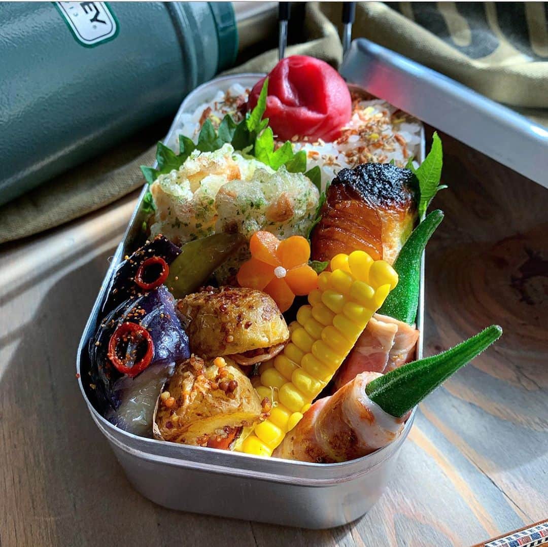 はらぺこさんのインスタグラム写真 - (はらぺこInstagram)「おはようございます☀ * * 今日のお弁当…😋 ♪竹輪の磯辺揚げ ♪焼き鮭 ♪茄子と万願寺とうがらしの揚げ浸し ♪ジャーマンポテト ♪オクラベーコン ♪ご飯.梅干し.🌽 * * 3枚目… 先日買い物に行っ時に見つけた👀✨ 　@futaba_tomo さんのふりかけ「しょうが」 #ふたば苑 さんのふりかけはアンバサダーをさせてもらって以来大ファンに… 色々ストックしてるけどこれはお初で思わず即買いしちゃいました😆「山椒ごま」も…💓 うんまーー👍👍 口に入れた瞬間生姜の風味はもちろん後からピリッと辛みが追いかけてきて後を引く感じで美味しい〜😆 これはまたリピ決定や❗️ * * 最近気持ち野菜が高くなってる気がするのは気のせい…🙄 #お弁当 #お弁当記録 #おうちごはん #おうちごはんlover #フーディーテーブル #おうちカフェ #野菜 #常備菜 #食育 #料理 #料理好きな人と繋がりたい #和食 #おばんざい #丁寧な暮らし #日々 #マカロニメイト #キナリノ #ロカリ #娘 #幼稚園 #息子 #社会人 #メスティン #ハラペコさんの夏休み #スタンレー  #お弁当作り楽しもう部 #みんなの暮らし日記online #igersjp #japanesefood」7月28日 10時32分 - n.harapeko
