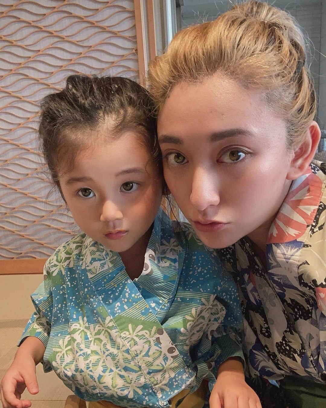 Saki のインスタグラム：「あ、白浜のホテルの事で質問返しですが、 わたしは、子供と一緒の旅行で絶対条件は お部屋に温泉付き♨️と、 部屋食が決めてで探しました✨☺️走り回ったりして迷惑かけたくないし、なかなか集まって食べる場所では今は特にリスキーなんで😰  このホテル三楽荘🏨でも、普通のお部屋予約は朝、夕と食事処だと思うのでそちらもご注意下さい⚠️  部屋食があるのは特別室だけです‼️ でも、食事処は半個室みたい感じみたいですよ。 調べてみてください☺️  #浴衣姿 が萌え過ぎてやばかったなあ😍女子やん😂💕笑  最後のセクシーな表情。笑 #浴衣　#親子　 #白浜 #白浜旅行　#和歌山　#白浜温泉﻿ #家族旅行　#ホテル三楽荘 #shirahama #shisahamaonsen #sanrakusou #hotelsanrakuso」