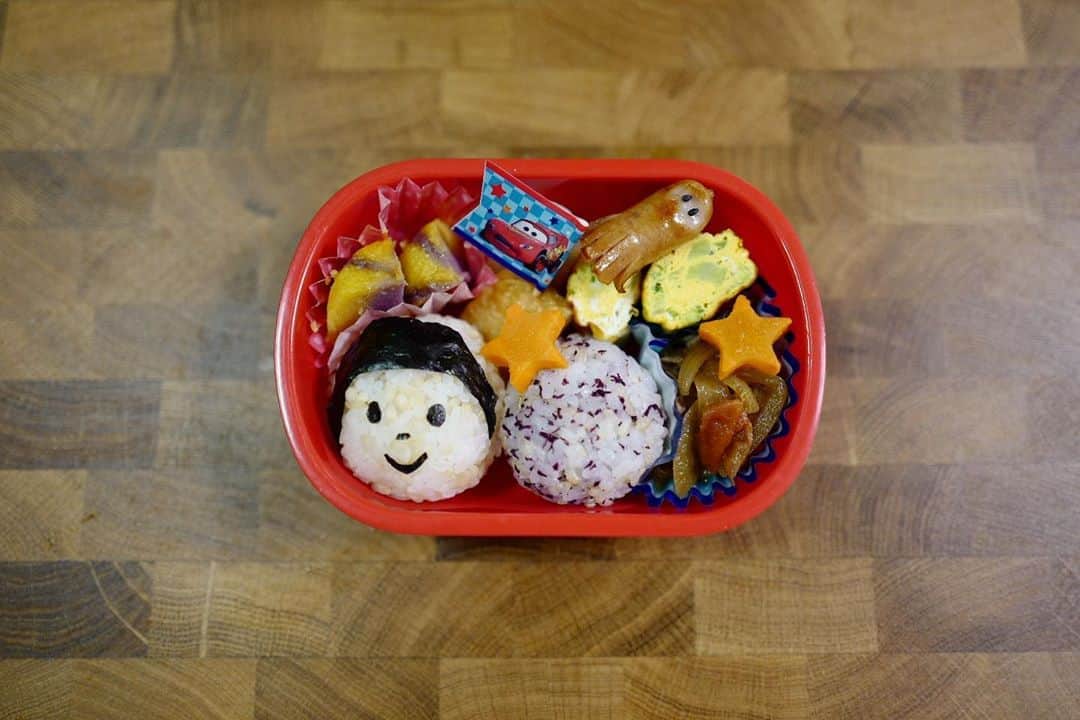 安田美沙子さんのインスタグラム写真 - (安田美沙子Instagram)「5回目のお弁当。 鼻水出て休んだり、祝日だったりでなんだか久々のお弁当。 玄米おにぎりは、息子のお顔にしてみました。ご飯はみ出してる。。。笑 そして、初めてのゆかりに挑戦✨ 好きかなぁ？ . . . あとは残り物のトマトすき焼き ブロッコリー卵焼き タコさんウィンナー 魚屋さんの練り物 頂きものスイートポテト 人参 . . なんだかお弁当楽しくなってきた😍 . . . #instafood #お弁当　#obento #cars #ゆかり #玄米　#トマトすき焼き　#おにぎり　#3歳児 #息子の顔　#はげとるやないかい #みさ弁　#みさこクッキング」7月28日 10時29分 - yasuda_misako