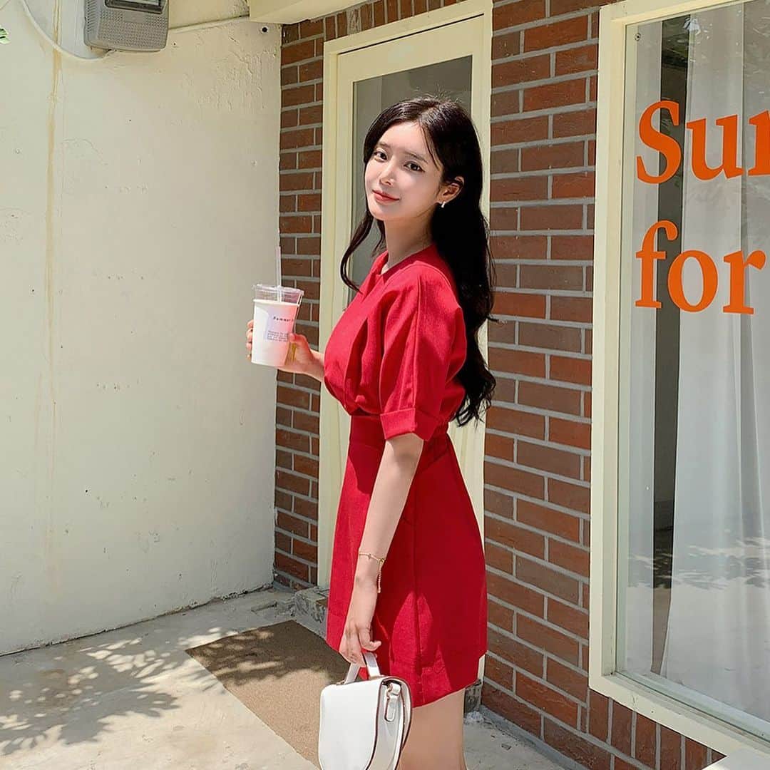 Chuuのインスタグラム：「매년 베스트 자리 지키고있는 원피스!   하객룩,데이트룩,데일리룩 어느 장소에서나 예쁘게 입기 좋아서 츄 직원들 사이에서는 필수 원피스가 된지 오래되었다쥬,,❤️」
