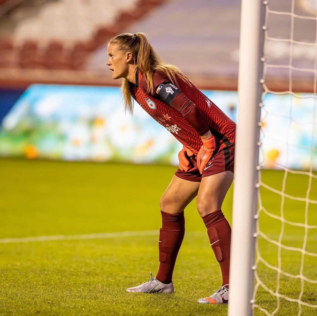 アリッサ・ナアーのインスタグラム：「This 2020 “season” was not what anyone envisioned. The last 4 weeks have been a challenge physically, mentally, and emotionally. But credit to the league for a successful tournament and every single @nwsl player for competing day in and day out amidst difficult circumstances. Tough way to end, but proud of my @chicagoredstars teammates and coaches.」