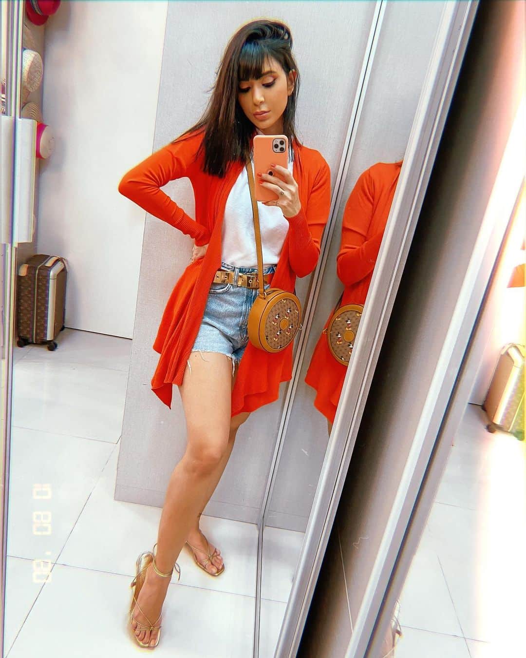 Gabriela Salesのインスタグラム：「Se eu soubesse que seria a última vez que usaria essa sandália, teria tirado mais foto kkkk. Qual será a próxima coisa que Pirocudo vai destruir?」
