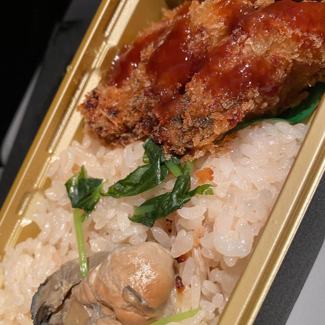 渡辺徹さんのインスタグラム写真 - (渡辺徹Instagram)「これは  広島空港内にある  「かなわ」  という店の  「牡蠣フライ弁当」  客室乗務員(CA)さんに 「あ、かなわのカキフライ大好きなんです。美味しいですよね」 と声をかけられた逸品 CAの皆さんは 全国のうまいものを知り尽くしているはず。 もう食す前から気持ちがうまくなっていた。  他にも  続きはAmebaで プロフィールページからリンクしてます。  #渡辺徹 #広島グルメ #牡蠣フライ弁当 #CA情報」7月28日 10時46分 - tohru.rugger