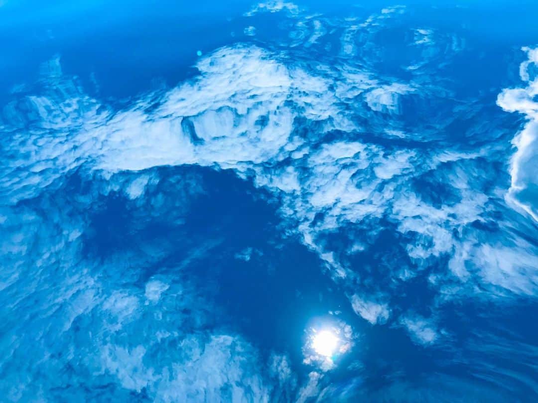 のインスタグラム：「青空と思いきや、海に映る青空。﻿ ﻿ 海で風や波がない凪のときに見れます。﻿ ﻿ もしかしたらタイミングが良ければ見れるかも。﻿ ﻿ #鹿児島 #島暮らし #island #islandlife #travel #trip #travelife #旅 #旅行 #リゾート#yoga #ヨガ #yogalife#yogatravel#resort#health#healthy #beauty #beautiful #自然#自然の恵み #sky #bluesky #海 #sea #beach #星空 #japan_vacations #visitjapanjp」