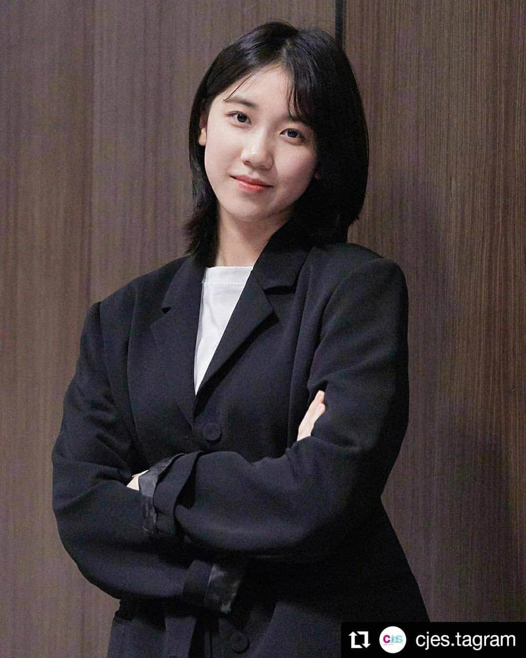 イ・レさんのインスタグラム写真 - (イ・レInstagram)「#Repost @cjes.tagram • • • • • • 아시아 극장가를 뜨겁게 달구고 있는 영화 #반도 너무도 궁금했던 #준이 이야기! 이레가 직접 밝힌 촬영 #비하인드 #반도강력추천 #요즘근황 ✔️  “준이는 그 전에 했던 역할과는 색다른 스타일의 캐릭터였고 그래서 제가 한 번 정말 잘 표현해 보고 싶은 욕심이 났어요. 준이를 연기하면서도 대단한 아이라고 생각했고, 준이를 연기하면서 저도 많이 배우고 앞으로 할 연기에 대한 폭이 넓어진 것 같습니다!”  More 👉 http://naver.me/5PiO0udE   #이레 #LEERE #영화 #씨제스타그램 #cjestagram _________________________________  영화 반도는 4DXSCREEN 적극 추천.   #peninsula #4yearsafter #traintobusan #leere」7月28日 10時53分 - leere0312