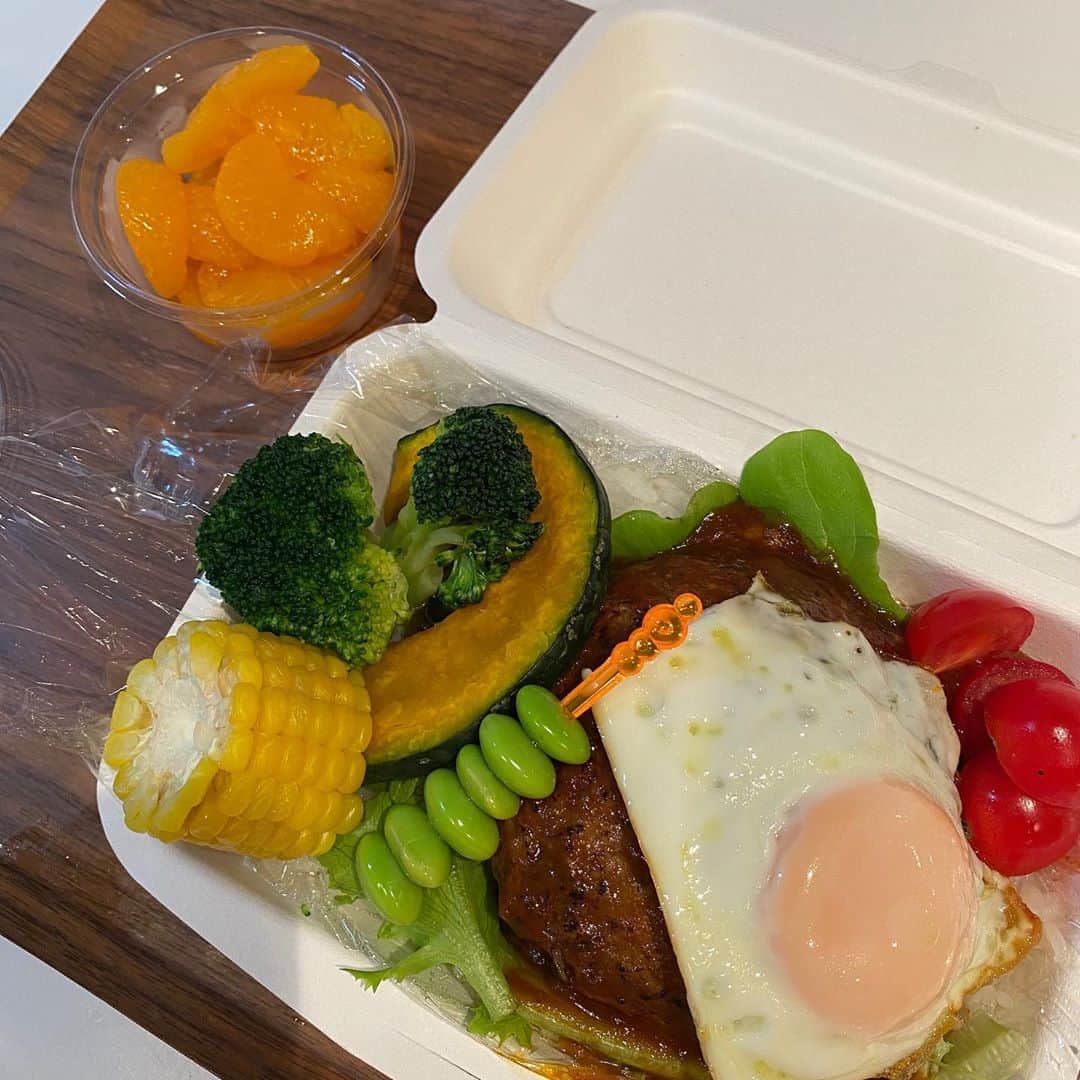 武藤乃子のインスタグラム：「🍙 先日の長男の捨てられるパックでサッカー弁当⚽️  普段の⚽️弁当は、おにぎり、スープ、ハムやナゲットや塩もみキュウリや…笑。その他etc.…1種類1パックのような感じで小分けにし、⚽️合間でちょこちょこ食べやすいようにしていますが、この日は普通にお弁当。  リクエストで、ロコモコ丼！ご飯は詰め詰め。 簡単ラッキー、サンキュー㊙︎。笑  #小学生弁当  #小学生男子弁当  #サッカー弁当 #ロコモコ丼  #ロコモコ丼弁当」