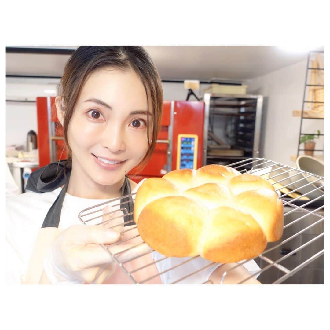 押切もえさんのインスタグラム写真 - (押切もえInstagram)「🍞 米粉を使ったグルテンフリー料理のスペシャリスト 大塚せつ子先生に、米粉のパンとお料理を習ってきました。  写真は白神こだま酵母を使ったちぎりパン。 （先生は白神こだま酵母パン作りの第一人者）  と〜っても簡単なのに、それはもう美味しくて美味しくて。 息子も気に入って、さっそく今朝もたくさん食べていました。  実は他のお料理も作ったので、それはYouTubeでも紹介しようかな☺︎  コメントにも質問をいただきましたが、せつ子先生は「小麦粉アレルギーのお子さんのためにも美味しいパンを作りたい」という思いで活動を始められたそうです。 今はコロナの影響もあるので、教室の開催についてはHPなどをご覧になってくださいね。↓ @ondenhouse.official   私は忘れっぽいので（笑）、 家でも作れるよう、早めに練習してみます♪  #米粉　#パン作り #米粉パン #グルテンフリー #glutenfree  #大塚せつ子」7月28日 11時07分 - moe_oshikiri