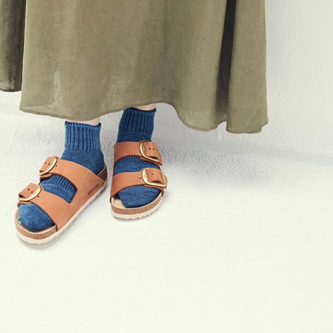 ほぼ日刊イトイ新聞さんのインスタグラム写真 - (ほぼ日刊イトイ新聞Instagram)「【ポンテの夏の靴下、編み上がりました】 奈良の田んぼのなかにある 小さな工場から生まれた靴下のブランド 「Ponte de pie!（ポンテ デ ピエ！）」。 ここの靴下は、昔の織機で編むことで、 足指にしっかり力が入って歩きやすく、 はき心地がよいことで知られています。 また独自に開発した素材は、 むれにくく、独特の質感。 一見、地味ですけれど、 いろいろな靴や服に合わせやすい色で編んでいます。 一度はくと、買い足したくなるポンテの靴下、 さらっとした、気持ちいい夏の靴下、できました！ 明日７月29日（水）11時よりほぼ日ストアで発売です。 https://www.1101.com/store/pontedepie/2020_ss/index.html モデル #Kanoco @kanococo 撮影 #神ノ川智早 @chihayak スタイリング #轟木節子 @setsuko.todo #ポンテデピエ @pontedepie.nara  #ポンテ #Pontedepie #靴下 #ほぼ日ストア #ほぼ日 #ほぼ日刊イトイ新聞」7月28日 11時04分 - hobonichi1101