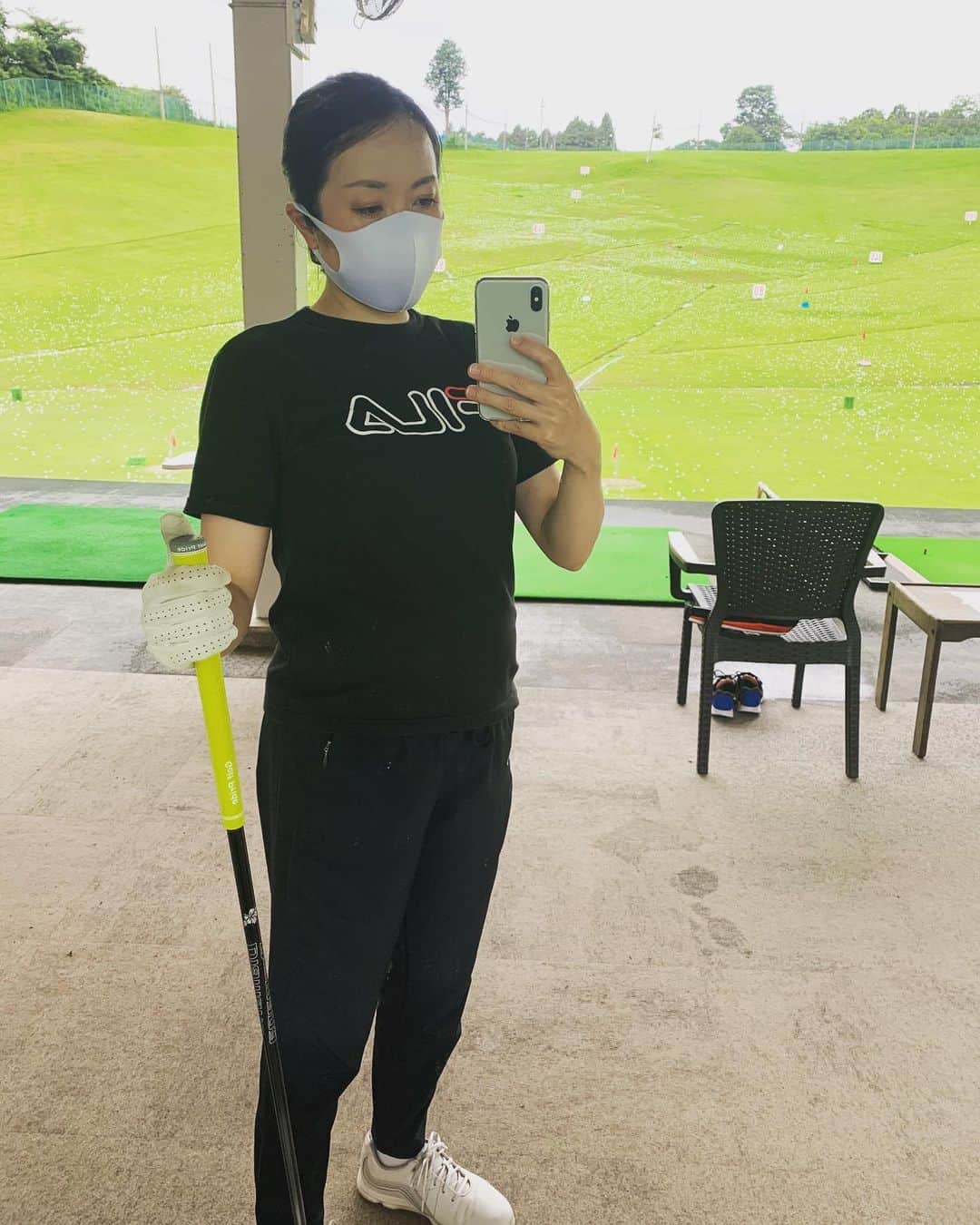 のインスタグラム：「梅雨がなかなかあけませんね。 今日の仙台は大雨に注意です。くれぐれもお気をつけください🚗🚶‍♀️☔️  さて、ご報告ですがお腹の中に命を授かっております。 コロナ感染者が増えて、まだまだ落ち着かない世の中。今はただただ無事に生まれてきてくれることを祈るばかりです。 この状況を支えてくださっている医療従事者の皆様には本当に感謝しております。  ゴルフの練習※もだいぶ練習量は少なくなりましたが続けております⛳️ 私の通ってる産院はどんどん動くようにと言われているので、以前からお世話になっている　@h_field_sendai  さんに考えてもらった私専用のマタニティメニューも自宅で無理のない程度に行なっております🕺 最近は雨の日ばかりでという言い訳でウォーキングの量が足りないなと反省💦  あまりお腹が出てこない方らしく、最近ようやくお腹が目立ってきたと言われるようになりました。予定日は秋🍁 これから一気に大きくなるらしいので気をつけて生活していきますね🤰  皆様も大雨、そしてコロナ感染にお気をつけください。  ※子供の頃から、そして職業として毎日何時間も打ったりとゴルフを続けてきた私は許されていることであり、ゴルフ・トレーニングをすることは産院に相談し許可を得て無理のない範囲で行なっております。妊婦さんが初めてゴルフをするなどということはおすすめしません。必ず通っている先生に相談してください！  #妊婦 #ゴルファー #9ヶ月 #マタニティ」