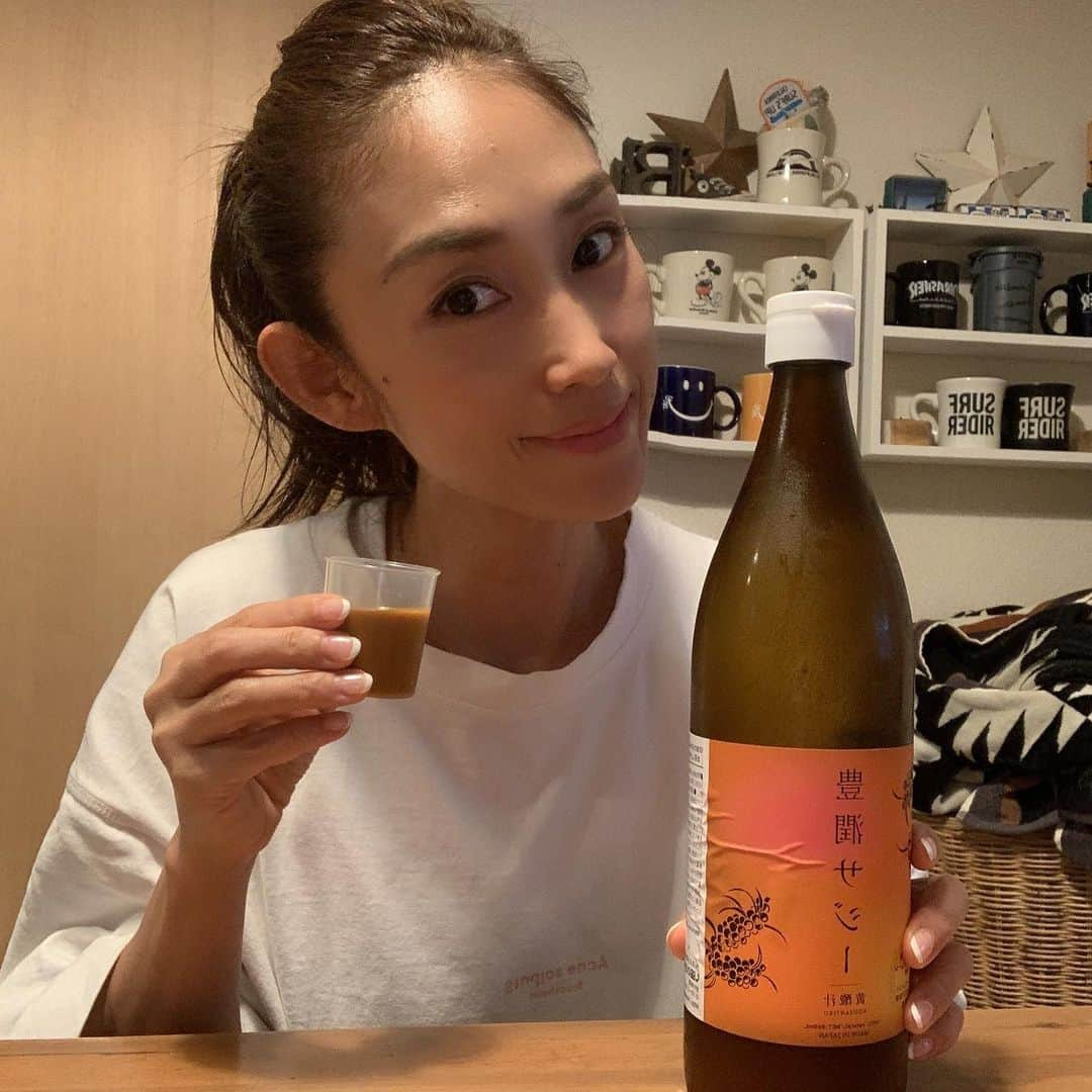 NANAさんのインスタグラム写真 - (NANAInstagram)「もうかれこれ半年以上飲み続けている豊潤サジー😊 ☆ 日々の健康に欠かせないものとなりました☺️美容成分もたっぷりで内側から健康と美容をケアできるサジー。鉄分たっぷり👍 ☆ 飲んでいる、いないでこんなにも違うなんて本当にびっくり😳🌿味は正直賛否両論😅私はめちゃくちゃ美味しい！酸っぱいのがだいすきだから！でも苦手な人は苦手かも。飲み方も色々工夫できるから苦手な方はカルピスで割ったりオレンジジュースで割ったりしてみてね！私は原液をグイッと飲んでます🤓 ☆ フィネスさん @finesssaji_official では新規の売り上げの20%を国境なき医師団のコロナ対応募金に寄付しているそうです！ ☆ ☆ #豊潤サジー#美容#鉄分#サジー#鉄分美活#鉄分補給#鉄分不足#pr#健康生活#健康第一#体質改善」7月28日 11時11分 - nana1977hs