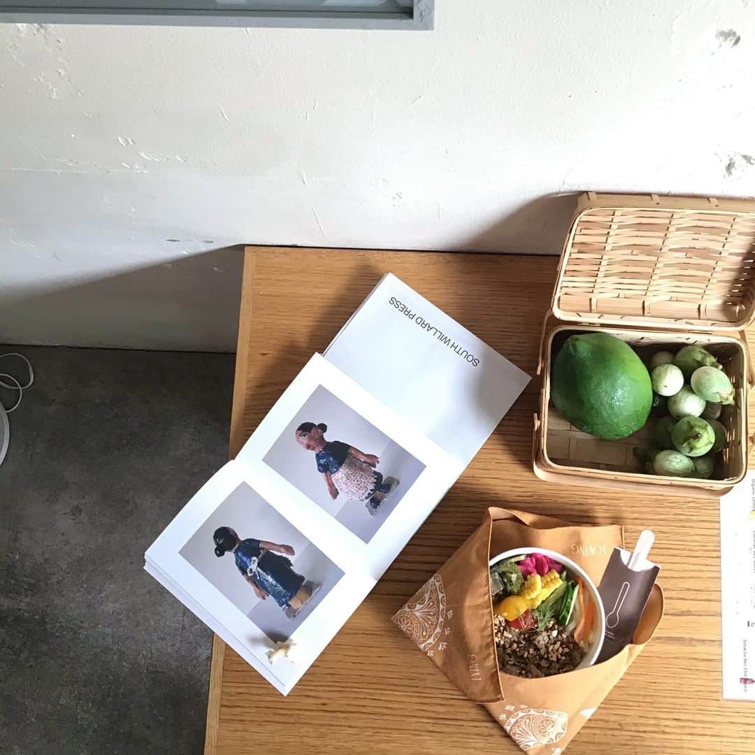 Pho 321 Noodle barのインスタグラム：「お早うございます。  早いもので　7月もlast 4 daysとなりました。  お店が再開してから2ヵ月　新しい座席スタイル💺での営業に　ご協力ありがとうございます。  米粉のスープ麺　phoも仲間入りし、引き続き9種類のto go box、local delivery service’chompy’にも加盟しておりますので、安全第一で、碗やプレートを召し上がって頂けたらと思います。  交差点向こう　pili tokyoでは　福岡　那阿川とタイを拠点に　わたしたちに肌馴染みが良い　タフでしなやかな柔らかさを持つclothingブランド ‘iroiro’のpop up shopが開催中です。  蒸し暑い日にもさらりと 風の通り路を見つけられるタイシルク　麻　綿のつばめtopsやカンフーパンツ　sarongなど、onlineのstoresと併せて　ぜひお運び下さいませ。  本日も11:30am open 5:30pm last call  6pm closing 中休みなしで開店致します。  🦐とお野菜のsummer rollもキュっと巻き上がりました。  皆さまにとって善き日になりますように  todays recommend:com ground & lemonglass rice plate🌶(for here or to go),summer roll 1/2, homemade syrup soda (japanese plum,rhubarb and lemon)  📻todays opening bgm:イージュー⭐︎ライダー/tamio okuda  #southwillardpress」