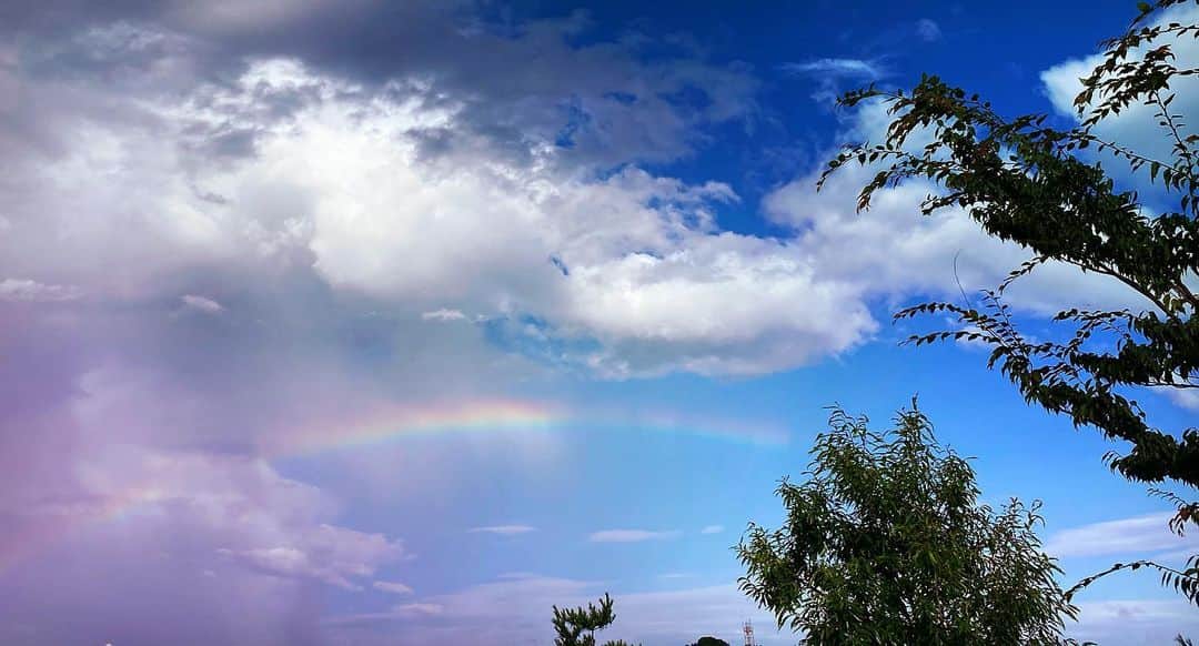内山理名さんのインスタグラム写真 - (内山理名Instagram)「🌈 ・ 虹に遭遇。不思議な天気が続く中　空が華やかに。 ・ 虹は幸運の前兆といいますものね。 少しでも　心が晴れやかに😌 ・ #rainbow」7月28日 11時13分 - rinauchiyama_official