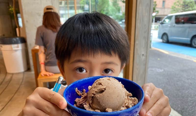 市川海老蔵 （11代目）さんのインスタグラム写真 - (市川海老蔵 （11代目）Instagram)「Ice cream.  There lives a happily married couple from abroad in my apartment.  They spend time together from dawn to dusk. The morning walk and the daytime going out and the dinner time too.  At home, they say, the two are enjoying music and talking to each other.  Watching a couple who are like a pair of lovebirds, I think everyday, how truly wonderful they are-.  And makes me feel various things too...  *  アイスです。  仲の良いマンションの外国人夫婦。  朝から晩まで 二人で過ごしていらっしゃる、 朝の散歩も 昼のお出かけも 夜のご飯も、  部屋では音楽を聴き 二人で話しているとか、  おしどり夫婦で 見ていて 本当素晴らしいなー 毎日思う。  そして色々感じちゃいますよね、  #市川海老蔵 #海老蔵 #成田屋 #歌舞伎 #ABKAI #ABMORI #ebizoichikawa #ebizo #kabuki #thunderparty #ebizotv #theater #theaterarts #actor #japan #classic」7月28日 11時14分 - ebizoichikawa.ebizoichikawa