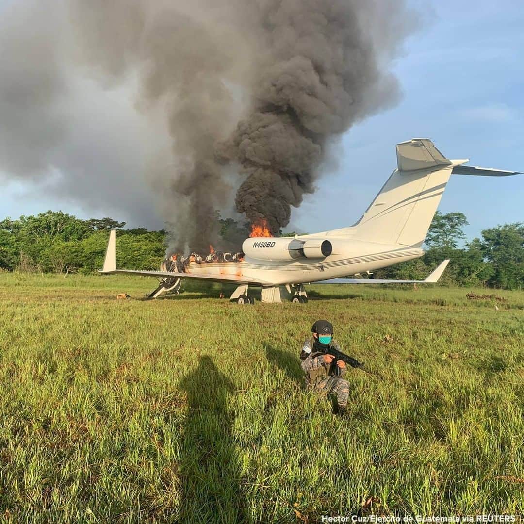 ABC Newsさんのインスタグラム写真 - (ABC NewsInstagram)「Soldier keeps guard by a burning Gulfstream III business jet that was carrying cocaine and stopped by the forces in Peten, Guatemala. #soldier #fire #plane #guatemala」7月28日 22時14分 - abcnews