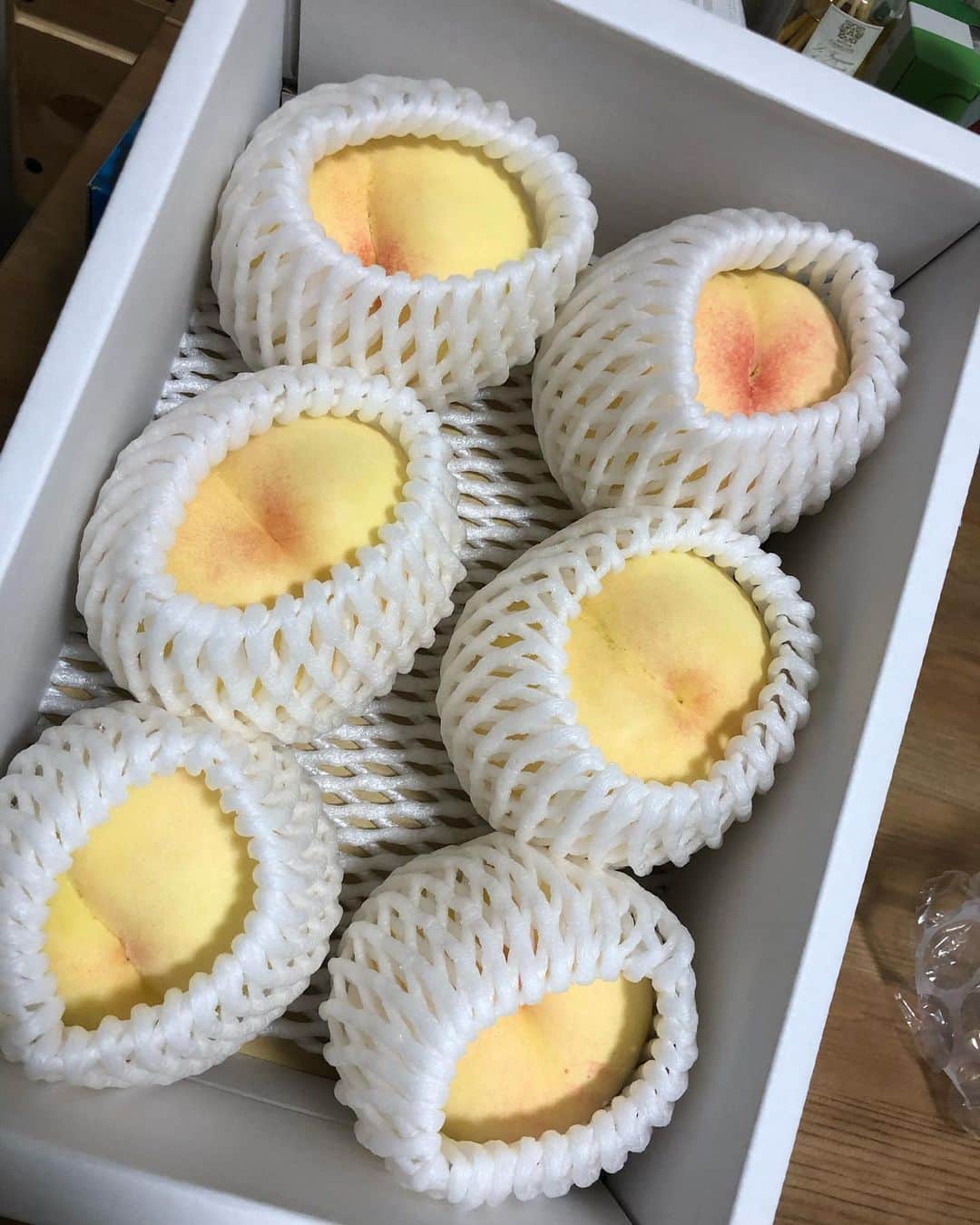 栗原文音のインスタグラム：「岡山の大好きな穐田さんから♡ 素敵な贈り物が届きましたー！✨ 毎年送ってくれる甘ーい岡山の桃🍑 箱を開けた瞬間… ももの甘ーい良い香りがっ💓 去年はコンビニで売ってる桃と送ってくれた桃を小春と田中と部屋で食べ比べしたなー😂💕笑  今年も最高に甘かったー♡ 幸せ♡ 穐田さんいつもいつもありがとうございます🥺💓 岡山の大好きなお母さん♡ #素敵な贈り物#桃#ピーチ#岡山#フルーツ#幸せ#大好き#あまーい#いい香り」