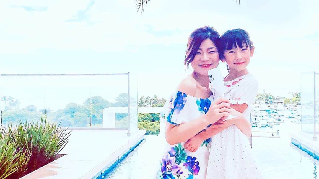 木嶋菜穂子のインスタグラム：「. . 【ママが働く理由】﻿ 　﻿ ママになってみるとわかる。﻿ ﻿ ﻿ 好きなときに﻿ 好きなところで﻿ 好きなことを﻿ ﻿ なんて、﻿ ﻿ そんな﻿ 自分のことを思う隙がないくらいに﻿ ﻿ ﻿ 毎日毎日、﻿ 何を考えているかというと、﻿ ﻿ それは﻿ "子どもの未来" ﻿ ﻿ ﻿ ﻿ 好きな事を沢山増やしてほしい﻿ ﻿ やってみたい事に挑戦してほしい﻿ ﻿ 夢を大きく楽しく生きてほしい﻿ ﻿ ﻿ ﻿ そんなことが﻿ ﻿ 自分のことよりも﻿ 何倍も大切で、﻿ ﻿ その願いを叶えていくことが﻿ 何よりも幸せでワクワクする﻿ ﻿ ﻿ ﻿ そのためには、﻿ ﻿ ママが﻿ 在宅でそばにいながら﻿ ﻿ こどもの人生に後悔させない﻿ "経済の自由"があるのが理想﻿ ﻿ ﻿ ﻿ わたしは、﻿ 沢山のママ達へ﻿ そういう生き方を届けたくて﻿ 物販スクールをはじめて﻿ ﻿ みんなゼロから﻿ 一歩一歩、﻿ 理想の生き方を手にいれている今﻿ ﻿ ﻿ またそこが﻿ 感動と感謝の場になっていて﻿ ﻿ さらに、﻿ なにかできることを﻿ かえしていけるようにと思い、﻿ ﻿ ﻿ 今また学びを深めています♡﻿ ﻿ ﻿ ﻿ ﻿ "誰かのために"﻿ ﻿ それは、﻿ ﻿ 未知なる世界へも挑戦していく﻿ ものすごい底力を発揮する﻿ 原動力♡﻿ ﻿ ﻿ ﻿ - - - - - - - - - - - - - - - - - - ﻿ ﻿ ◉マイルを生活で貯めて効率よく使う﻿ SPGアンバサダー伝授﻿ 使いこなし術﻿ ママ旅オンラインサロン﻿ ﻿ ◉毎月５万〜の手堅い収入の柱をつくる﻿ 知識ゼロでも﻿ 会社員でも在宅主婦でも﻿ 毎月 《安定5〜50万》の収入をだす﻿ 中国輸入メルカリ転売スクール﻿ ﻿ ◉リアルセミナーお休み期間中は﻿ オンラインで無料個別相談を承っています﻿ ﻿ お問い合わせは﻿ ﻿ @naco_mamatabi    プロフィールのトップリンク﻿ LINE@より﻿」