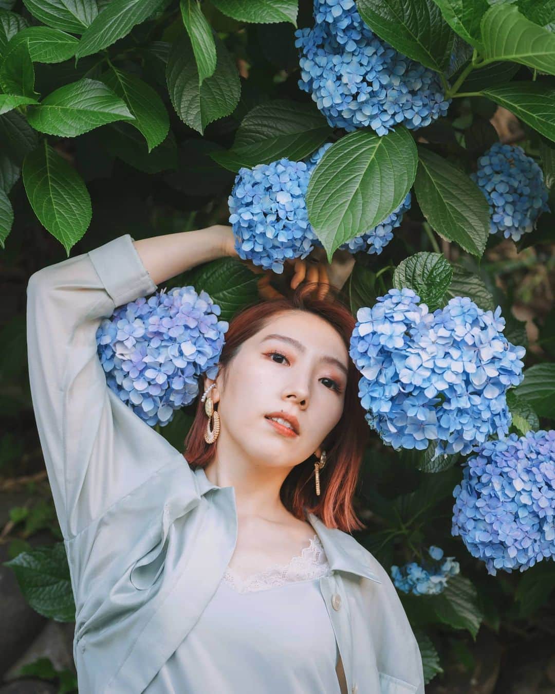 貴愛kwiae Officialのインスタグラム：「梅雨入りしたら、え、晴れてるじゃん✨みたいな毎年でしたが、信じられないくらいに長めの雨の日々ですね。 暑いのは苦手だけど、さすがに夏が恋しくなるなぁ🥺 きっともうすぐ太陽が見れると信じて梅雨らしい写真あげておこうーっと❁✿✾ ✾✿❁︎ * * * 明後日は半年ぶりのライブだなぁ😊😊😊楽しみだぁ☺ * * *  #紫陽花 #photooftheday  #shooting  #photo #pic #like  #sonya7iii #あじさい #hydrangea #portrait #kwiae #貴愛 Photo by @joylous_tokyo」