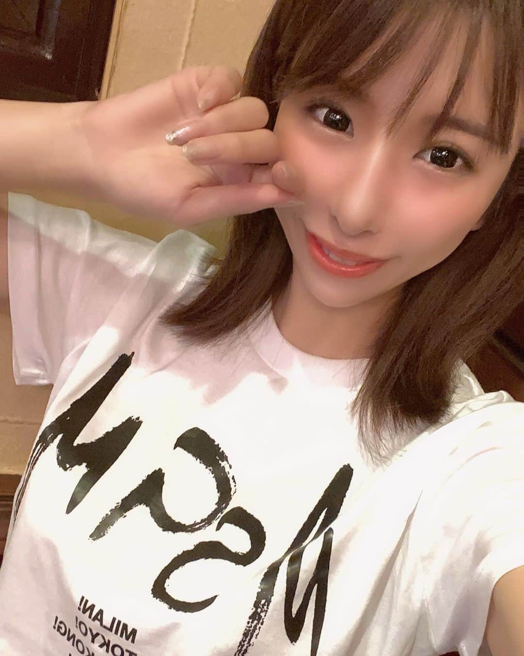 ちゃんうさのインスタグラム：「じめじめ… . ふっとばそ〜❤️ . . . . #ミュゼルヴァミナミ #毎日出勤 #フル出勤 #キャバ嬢 #ホステス #キャバクラ #ニュークラ #ちゃんうさ #うさぎ好き #美男美女と繋がりたい #オタク部屋 #オタク #アニメ #ポメチー #笑顔 #スマイル #🐖 #champagne #cooking #ナンバーワン #No1 #ミナミ #大阪 #osakajapan」