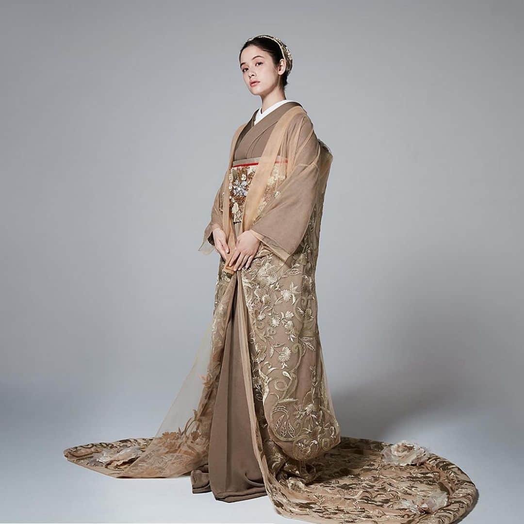 TAKAMI BRIDAL 神社和婚のインスタグラム：「. ✽ Couture Garden 結、2年ぶりの新作発表✽  淑華は普遍的なデザインであるアラベスク模様のエンブロイダリーレースを全体に使用した、華麗な打掛です。﻿ ﻿ 色打掛には目新しいベージュを基調に、豪華なレースや大ぶりの「染の花」を贅沢にあしらいました。神々しいほどの美しさに仕上げた後ろ姿は必見です。さりげなく施した深紅のラインなど、随所にちりばめた要素が重厚かつモダンな華やかさを演出する一枚です。﻿ ﻿ ﻿ ﻿Couture Garden 結﻿ 淑華 / きよか﻿ ﻿  ﻿@takamibridal_costume  ☞試着フェア  7/31（金）、8月1日（土）、8月2日（日） TAKAMI BRIDAL AOYAMA tel.03-3498-2222  8/7（金）、8/8（土）、8/9（日） TAKAMI BRIDAL OSAKA tel.050-3648-8777  8/14（金）、8/15（土）、8/16（日） TAKAMI BRIDAL KOBE tel.078-333-7873  8/21（金）、8/22（土）、8/23（日） TAKAMI BRIDAL MARUNOUCHI tel.03-5218-2777  8/28（金）、8/29（土）、8/30（日） TAKAMI BRIDAL NORTH TOKYO tel.03-5828-1778  9/4（金）、9/5（土）、9/6（日） TAKAMI BRIDAL FUKUOKA tel.092-711-7722  ご予約はプロフィールのURLよりお待ちしております。 @takamibridal_wakon  ・ ・ ・ ・ ・ #takamibridal#bridal#タカミブライダル #花嫁衣裳#和装#お色直し#白無垢#色打掛#引振袖 #和装前撮り#ロケーションフォト #和婚#和婚花嫁#全国のプレ花嫁花嫁さんと繋がりたい#結婚式#結婚式準備#結婚式前撮り#プレ花嫁#式場探し#プレ花嫁準備 #プレ花嫁2020#プレ花嫁2021 #kimono#kimonostyle #中村睦子#mutsukonakamura  #クチュールガーデン結 #花好きな人と繋がりたい  #花のある暮らし  #花」
