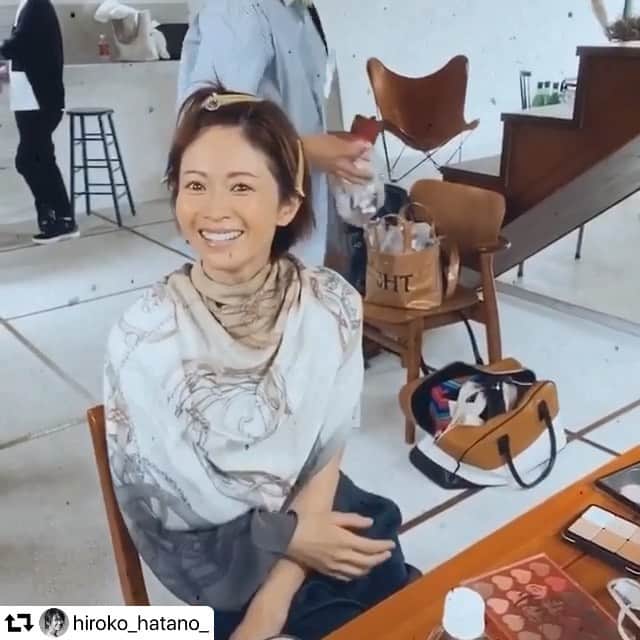 のインスタグラム：「ひろ子さんの最近のマイブームはソバカス加工www😂😂 楽しい現場でした。  #repost @hiroko_hatano_ ・・・ 本日撮影のメイク中、、、 JJの頃からお世話になっているスタッフさんたちに囲まれて😆」