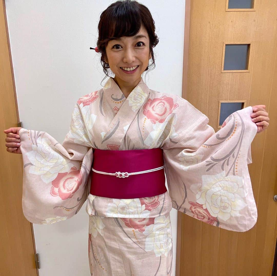 佐藤彩さんのインスタグラム写真 - (佐藤彩Instagram)「今年初の浴衣です👘  アナ飲みッ！企画で、森結有花アナと一緒に、ビールを飲みながら楽しい時間を過ごしました😊  動画がHBC公式YouTubeにアップされています🍻  良かったら、私たちと一緒に… ちょっぴり夏祭り気分を味わいながら飲みませんか？？  私も自分にツッコミを入れながら飲みますね…笑  浴衣を着せてもらって、髪も可愛くしてもらって… 嬉しくてたまらなかった時間です☺️✨  #ビール #ビール好き #ビールで乾杯 #🍺 #夏祭り #オンライン飲み #浴衣 #今年初  #浴衣はテンション上がる #浴衣着たがり #HBC公式YouTube #アナ飲み  #温かい目でご覧頂けると幸いです  #私たちはこのあと反省会でさらにビールを飲みに行きました #HBC #北海道放送 #HBCアナウンサー #アナウンサー  #森結有花 アナ　#佐藤彩」7月28日 20時47分 - hbc_ayasato