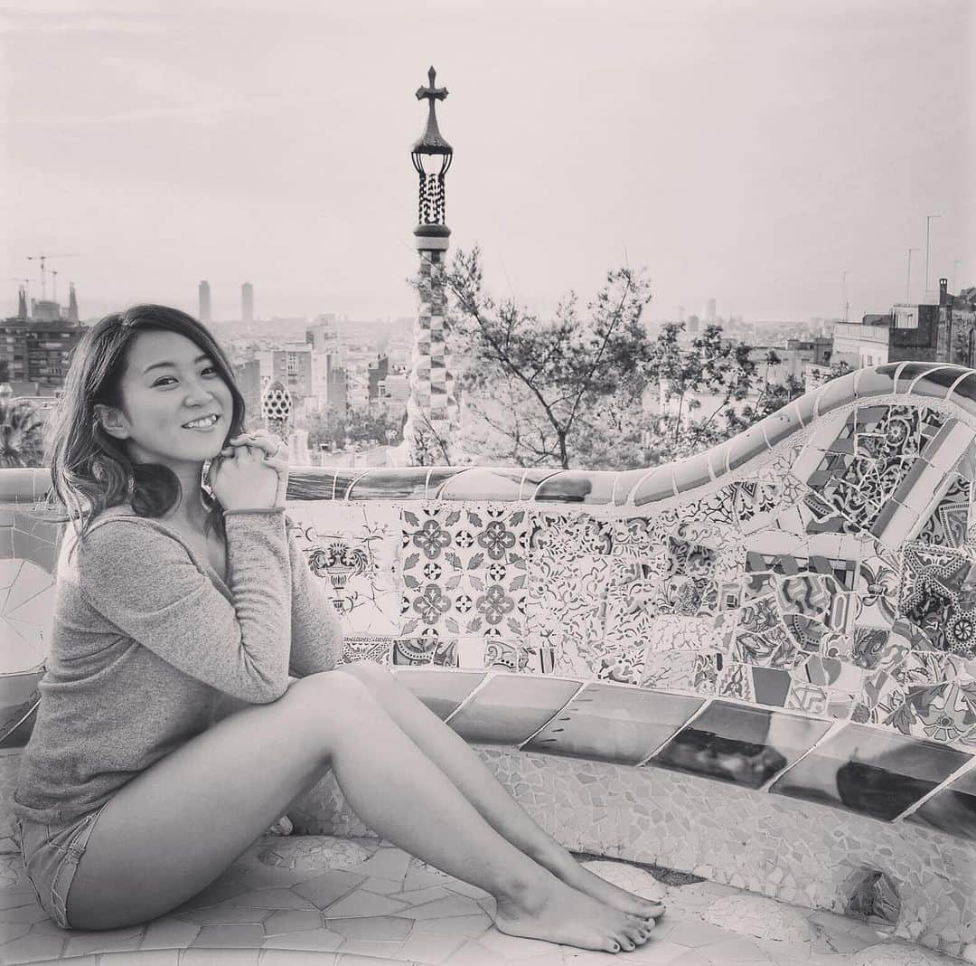 YUINAのインスタグラム：「.﻿ Desafío aceptado.﻿ @maripilix   #retoaceptado﻿ #challengeaccepted﻿ #girlssuportgirls﻿ #womansupportwoman﻿ ﻿ スペインの友だちから回ってきた✨ 女の子がモノクロ写真をあげるものらしい。なんのムーブメントだろ、翻訳かけてもわからず笑 知ってる人いたら教えてください🧡 にしても、スペインで取った写真はモノクロにするともったいない気がする・・笑」