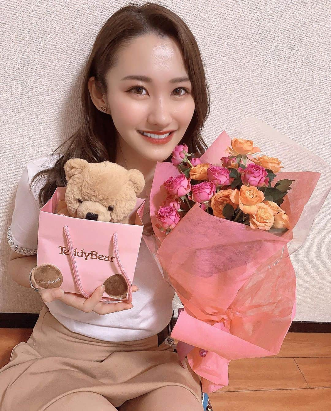 海野ナルのインスタグラム：「🧸🌹 このクマさんお姉ちゃんに似てる！っていう妹が可愛かった🥺 似てるのか？🥺 ・ ・ ・ ・ #teddybear」