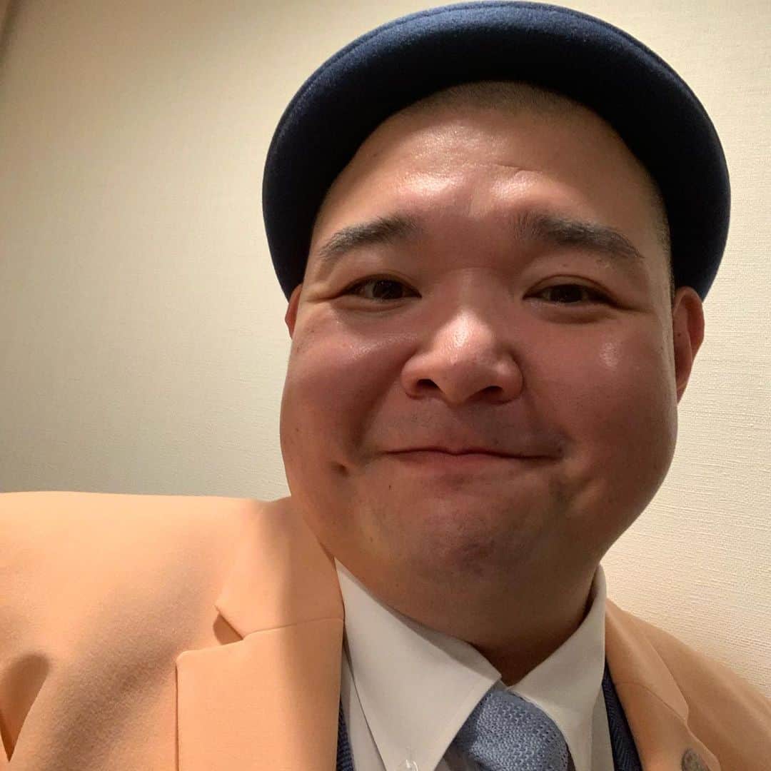 内山信二のインスタグラム：「これからバラダン🌹  是非観てくださ〜い☺️☺️☺️  #バラいろダンディ  #内山信二」