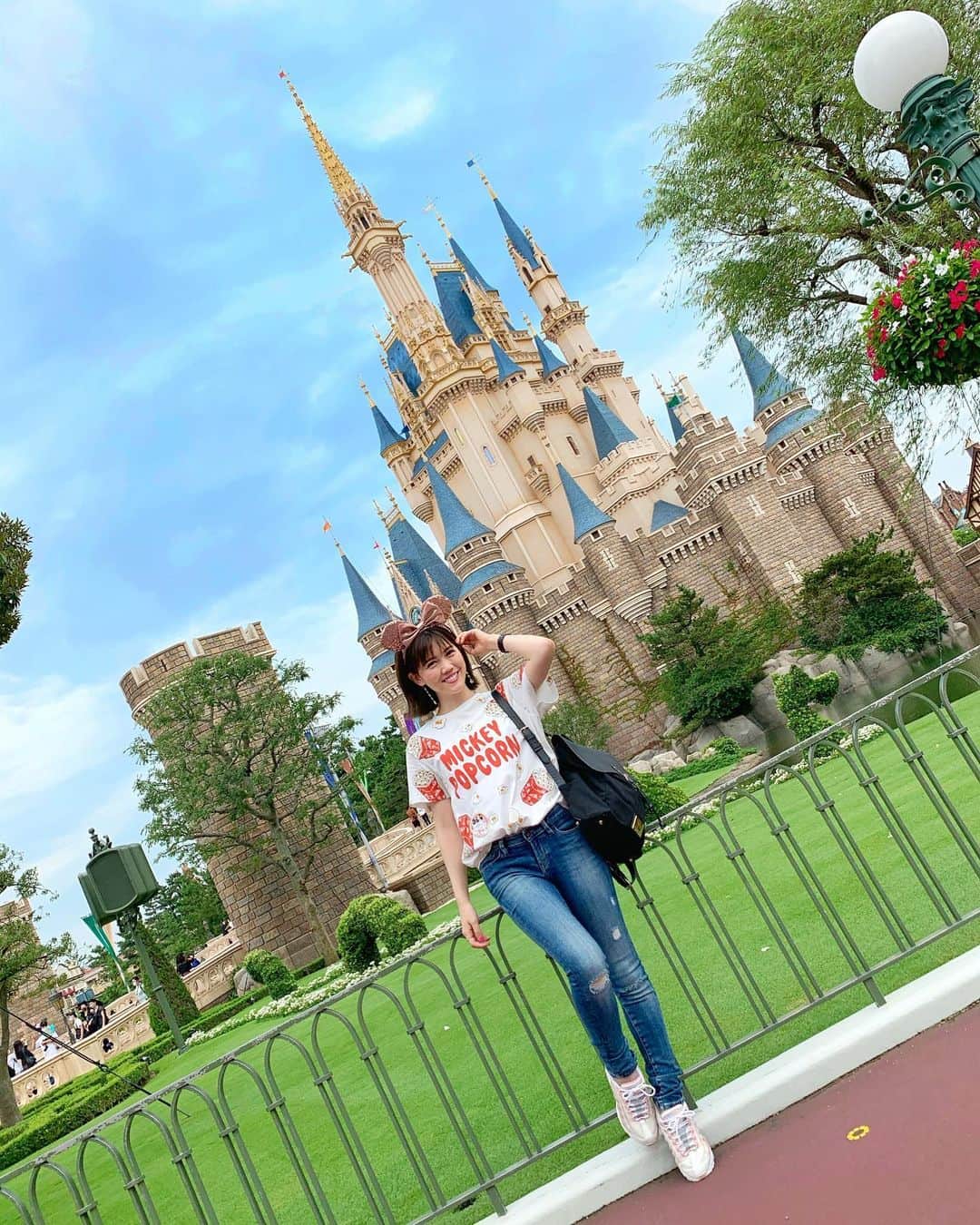 上坂由莉のインスタグラム：「﻿ 今年初ディズニー😭❤️﻿ ﻿ ﻿ 普段乗らない物もすぐ乗れたり﻿ パレードも遭遇できて大満足でした🥺💓﻿ ﻿ ﻿ 私は入る時に感極まってウルウルしてたんですが﻿ 隣ふと見たらパレード見て帰る時に﻿ ウルウルしてはった🤣😂﻿ ﻿ ﻿ #ディズニーランド #TDL #TDR #ディズニー #夢の国 #シンデレラ城﻿」