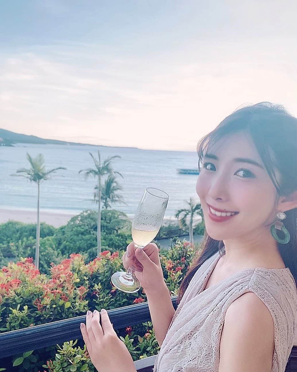 のインスタグラム：「okinawa🌺 ・ 時間差投稿🍾 海とシャンパン🥂しあわせ💛 #ミスワイン#ミスワイン2019#ワインエキスパート#シャンパン#ワイン好き#ワイン好きな人と繋がりたい  #沖縄#沖縄旅行#ブセナテラス#海#ビーチ#okinawa#旅行#여행」