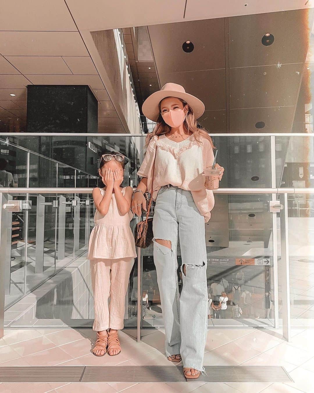 のインスタグラム：「🌿✨ . . この前のコーデ親子ver👩‍👧 . 色味と素材合わせです♡♡♡ 私のデニムは @esutoreja これまた美脚パンツだわ〜 ストレッチもきいてて柔らかくて 履きやすい◎ . 👧🏽のロンパースめっちゃ問い合わせきた！ @melia_kids_official のです♡ ガーゼっぽくてかわいいんだ♡ . . #esutoreja #esutorejasnap #esutorejaコーデ #親子リンクコーデ」