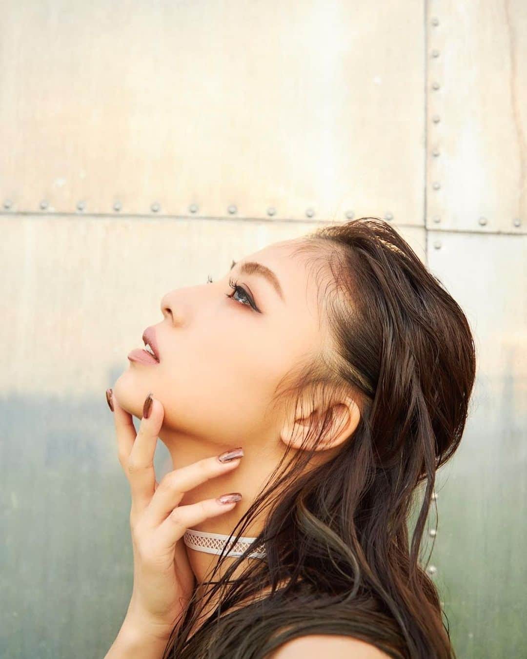 honoka のインスタグラム：「今日は私の1st写真集﻿ 「僾-ほのか」の発売日でした🙋🏻‍♀️💕﻿ 今回はありのままの自分と﻿ 普段とは違う雰囲気の自分に挑戦した﻿ 一冊に仕上げました！﻿ ﻿ lolでのhonokaでは絶対にしない﻿ ファッションだったりヘアメイクだったり﻿ いつもの私とは違うページをたくさん作ってるので﻿ 私を良く知ってくれてる人ほど﻿ 驚いてもらえるんじゃないかなぁと﻿ 思います🙈💕笑﻿ ﻿ 既にゲットしてくれたファンの方が﻿ お気に入りのページをメッセージで﻿ 送ってくれたり、特典会で話してくれたり、﻿ みんなのお気に入りページが知れて嬉しいです❤️﻿ ﻿ たくさんの方に楽しんで頂きたいですー！﻿ 是非チェックしてね😚﻿ ﻿ ちなみに私のお気に入りはこの写真です。﻿🤭 ﻿ #僾_ほのか﻿ #写真集 #みんなのお気に入りページも教えて」