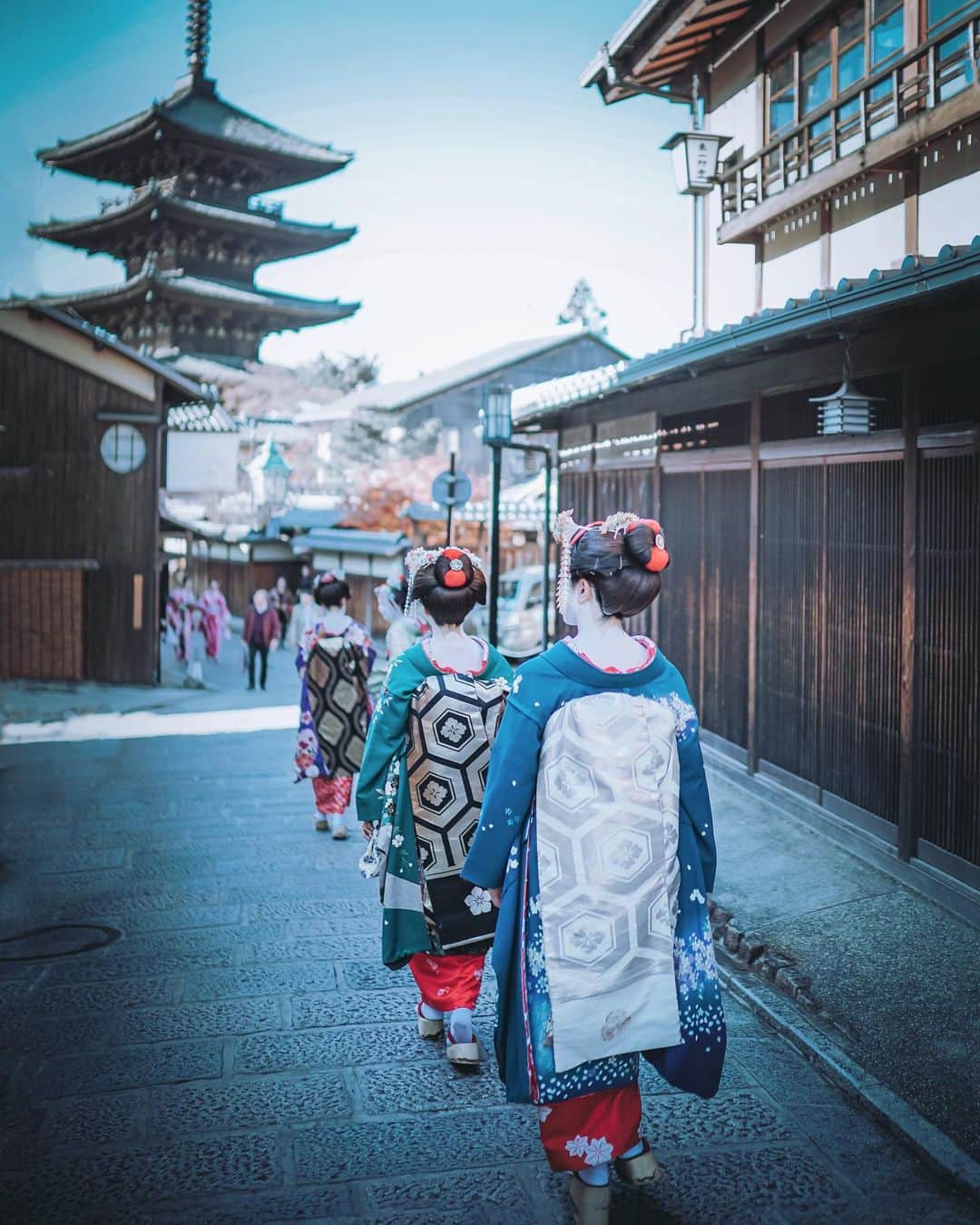 wacameraのインスタグラム：「I remember about Kyoto. 脂肪燃焼スープ7日間チャレンジを始めて4日目。ここまで炭水化物を食べなかったのは乳幼児以来初かもしれない。糖質も極限まで落としていて今日のバナナが至福の時でした。 起きて5秒で生クリームを吸える特技を持つ私が麻薬中毒と同じ感覚で毎日貪るようにして食べていたお砂糖(の入ってるケーキや大福)をやめたら、不思議なことに体が軽く感じて胃腸が元気。食べることは寝ることの次に大好きだけど、麻痺した体をリセットするのにこの取り組みが私には合ってるなと思うので、7日目までのプログラム、ストイックに頑張ります。 明日は5日目、やっとお肉(赤身肉)が食べられる日ーー🍖 気になる方はぜひググって見てね。」