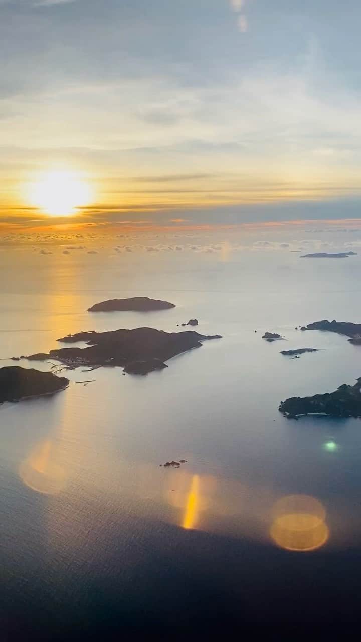 ゆうゆのインスタグラム：「.﻿ 2020.07.28﻿ ﻿  *⿻｡* . ﻿ ﻿ ﻿ 飛行機からの慶良間の夕陽﻿ ﻿ ﻿ 阿嘉島、座間味、渡嘉敷等々﻿ 島々と夕陽がほんとに綺麗だった。﻿ ﻿ 何気にこの時間の飛行機を選んだけど、﻿ こんなに綺麗だったんだなぁー﻿ ﻿ ﻿ 島々と夕陽の美しさにしばし見惚れてた。﻿ ﻿ ﻿ ﻿ 音楽: Young Me Dreaming﻿ ミュージシャン: Carl Storm﻿ ﻿ ﻿ __________________________________________________**✧̣͙ͥ*﻿ ______________﻿ ﻿ ﻿ #iPhonex﻿ #yuyu_okinawa ﻿ #暮らすように旅をする﻿ #okinawa ﻿ #慶良間諸島﻿ #飛行機から﻿ #島と夕陽﻿ #県内旅行　﻿ #いつかまた世界で　﻿ ﻿」