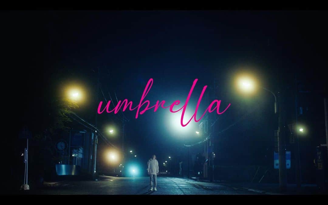 池田大のインスタグラム：「この度、SEKAINOOWARIのニューシングル「umbrella」のMVで監督をさせていただきました。  ん？監督？って思ったかと思いますが大丈夫です。 自分がいちばん驚いてます。  初監督の自分にしかできないことはなにかと模索した末に、いつも近くで見てきた4人の魅力を引き出すことに集中しました。(結果20トンの水をメンバーに浴びせてしまった...) 僕から4人への、メッセージを込めた作品です。  どうかたくさんのひとに届き永く愛される作品になりますように。  しばらくプロフィールにリンク貼っておきます。」