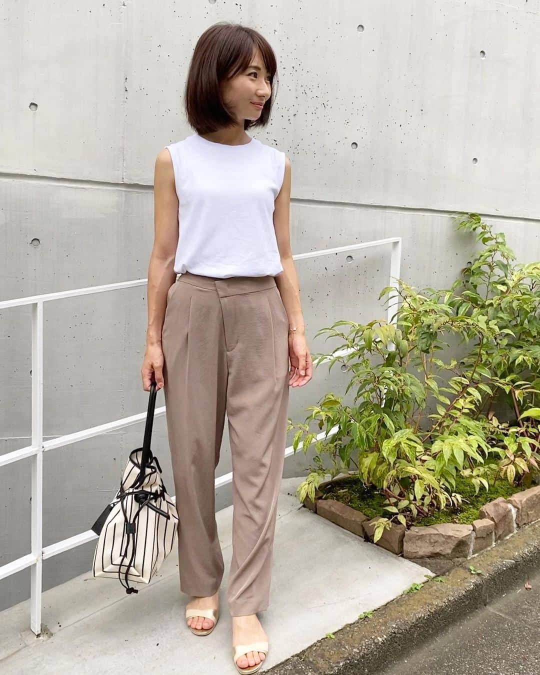 吉田早織のインスタグラム：「・﻿ 最近購入してとっても気に入っている @noble.jp のパンツ❣️﻿ ﻿ ﻿ ウエストがフラップになっているので﻿ トップスをインするとすっきり見えます✨﻿ ﻿ さらさらとした素材で涼しくて﻿ シワになりにくいのも嬉しい🙌﻿ ﻿ ﻿ BAYCREW'Sを取り扱うようになったAmazonFashionでセールになっていました✨﻿ ﻿ 送料無料で、私は翌日に届きましたよ👏﻿ ﻿ ﻿ ﻿ このパンツ、本当に使いやすくて仕事復帰してからも履けそうなので 色違いも欲しいな…と検討中🤔﻿ ﻿ ﻿ トップにリンクを貼っています🔗﻿ ﻿ ﻿ ﻿ ﻿ ﻿ ﻿ ﻿ #amazonfashionjp﻿ #きょこ #テーパードパンツ﻿ #ファッション#コーデ#Fashion#code#コーディネート#ベイクルーズ﻿ #amazonで発見  #PR #noble」
