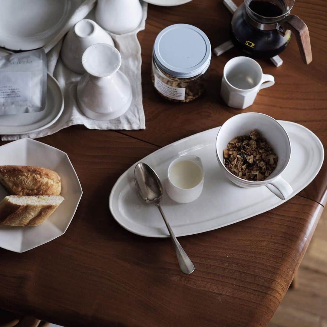 maggydaisyのインスタグラム：「_  breakfast   バタバタとあっという間に終わる1日 乾かしていた器、片付けなきゃ。  #黒川登紀子 #田中直純 #antiques #breakfast」