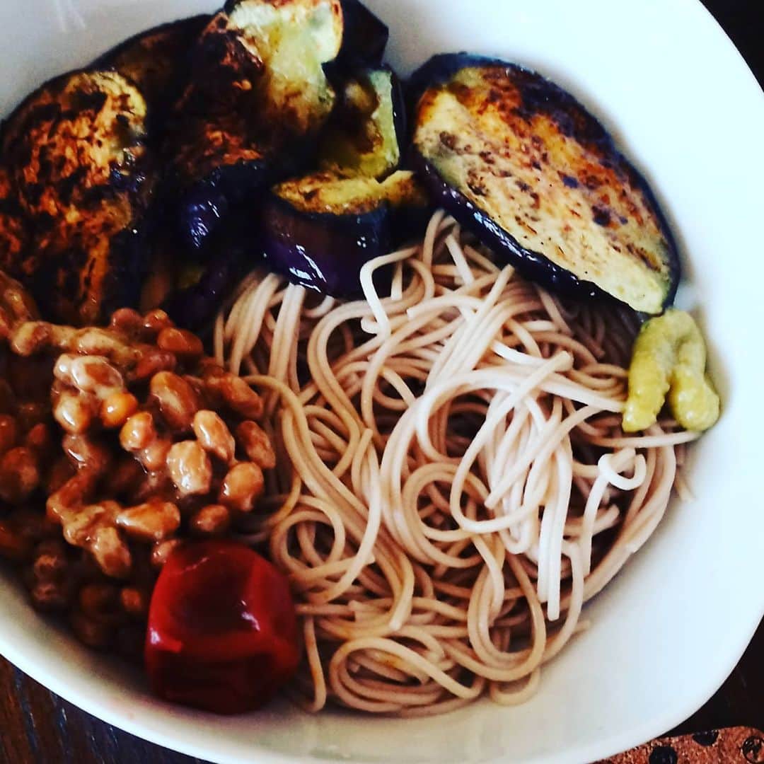 のインスタグラム：「。 早くも夏バテ？💦 朝から食欲めずらしく、なく。 食べないといかんし。。 ナスと納豆、梅干。 蕎麦に出汁掛けて ワサビで、ささっと 食べました(^○^)。」